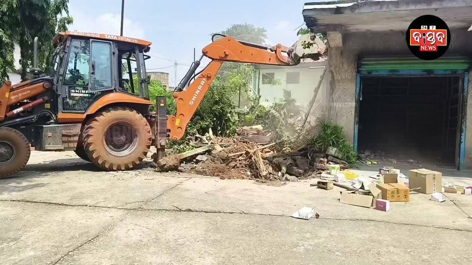 କେନ୍ଦୁଆପଦା ମେଡିକାଲ ପରିସରରୁ ଜବରଦଖଲ ଉଚ୍ଛେଦ କଲା ପ୍ରଶାସନ........|