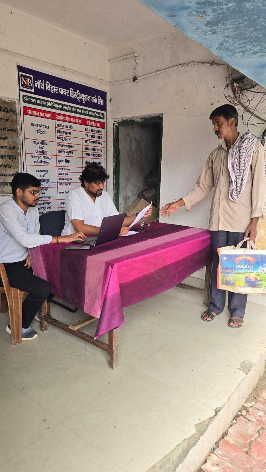 बिजली बिल की त्रुटि व अन्य शिकायतों के निवारण को लेकर शिविर आयोजित
बलिया। पटना मुख्यालय के निर्देश पर बलिया विद्युत आपूर्ति अवर प्रमंडल कार्यालय परिसर में बिजली बिल की त्रुटि, विपत्र में सुधार एवं अन्य विद्युत संबंधी शिकायतों के निवारण को लेकर विशेष शिविर का आयोजन किया जा रहा है। यह शिविर 17 अगस्त से 22 अगस्त तक आयोजित किया जा रहा है। शिविर में विद्युत उपभोक्ताओं की समस्याओं को सुनकर उनका त्वरित समाधान करने का प्रयास किया जा रहा है।
बलिया विद्युत सबडिवीजन के सहायक विद्युत अभियंता उमाशंकर कुमार ने बताया कि मुख्यालय के निर्देश पर आयोजित इस शिविर का उद्देश्य उपभोक्ताओं को बिजली बिल एवं विद्युत सेवा से संबंधित समस्याओं के समाधान के लिए सुविधा उपलब्ध कराना है। उन्होंने उपभोक्ताओं से अपील की कि वे शिविर में पहुंचकर अपने बिजली बिल में गलत रीडिंग, अधिक बिल, नाम अथवा अन्य विवरण में त्रुटि सहित अन्य शिकायतों का आवेदन देकर समाधान करा सकते हैं।
सहायक विद्युत अभियंता ने बताया कि 17 अगस्त से 20 अगस्त तक शिविर में करीब 100 आवेदन प्राप्त हुए हैं। इनमें 25 से अधिक आवेदनों का निष्पादन किया जा चुका है, जबकि शेष आवेदनों की जांच एवं आवश्यक प्रक्रिया पूरी कर उनका भी जल्द निष्पादन किया जाएगा।
उन्होंने बताया कि विभाग के राजस्व संग्रह को लेकर भी शिविर में उपभोक्ताओं को जागरूक किया जा रहा है। बीते तीन दिनों में बिजली विभाग के राजस्व मद में करीब चार लाख रुपये जमा कराए गए हैं। उन्होंने उपभोक्ताओं से समय पर बिजली बिल जमा करने तथा किसी भी प्रकार की समस्या होने पर शिविर में आवेदन देने की अपील की।