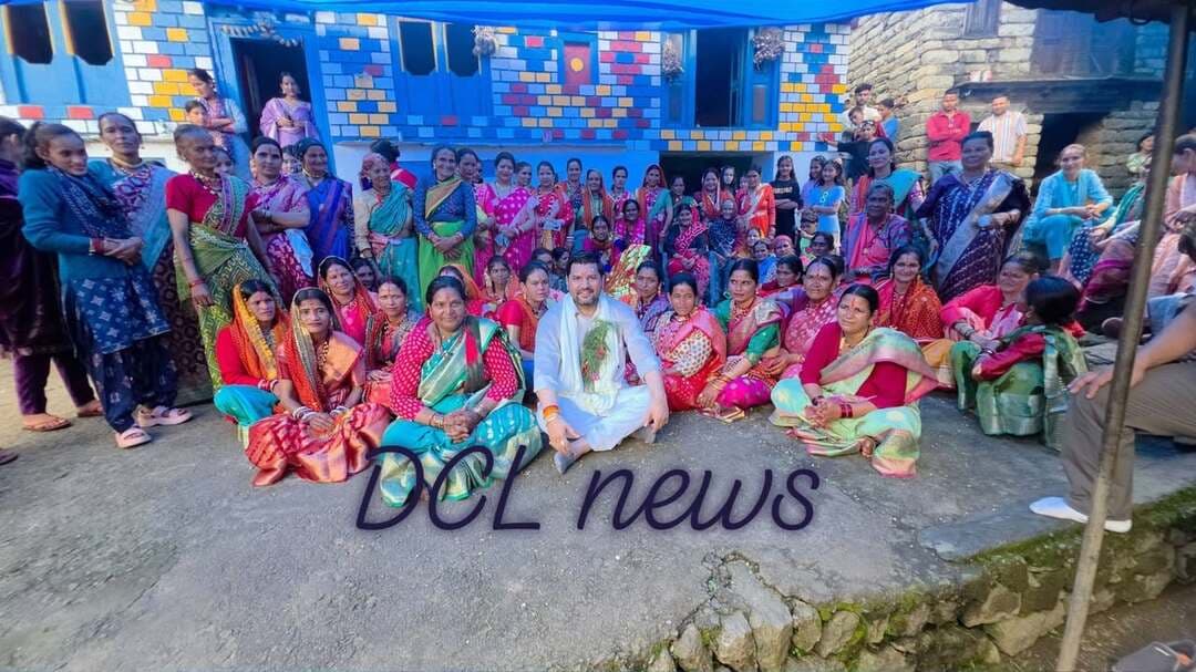 धारचूला के हाट देहात में आस्था और उल्लास के साथ मनाया गया सातों-आठों गौरा पर्व
धारचूला। सीमांत क्षेत्र धारचूला के हाट देहात गांव में सातों-आठों गौरा पर्व आस्था, भक्ति और कुमाऊं की समृद्ध लोकसंस्कृति के साथ धूमधाम से मनाया गया। पर्व के अवसर पर महामंडलेश्वर वीरेंद्र महाराज और भाजपा नेता प्रदीप रावत ने कार्यक्रम में पहुंचकर पूजा-अर्चना की और ग्रामीणों के साथ गौरा उत्सव में भागीदारी की।
महामंडलेश्वर वीरेंद्र महाराज ने गौरा-महेश्वर की पूजा-अर्चना कर क्षेत्रवासियों को आशीर्वाद दिया। उन्होंने पारंपरिक रीति-रिवाजों के साथ पूजा में भाग लेते हुए देवी को फल अर्पित किए तथा श्रद्धालुओं के बीच प्रसाद का वितरण किया। इस दौरान उन्होंने ग्रामीणों के साथ उछाल की पारंपरिक रस्म में भी भागीदारी की।
वहीं भाजपा नेता प्रदीप रावत भी हाट देहात गांव पहुंचे। उन्होंने गौरा-महेश्वर की पूजा-अर्चना कर क्षेत्रवासियों को पर्व की शुभकामनाएं दीं। इसके साथ ही उन्होंने ग्रामीणों के साथ झोड़ा-चांचरी में शामिल होकर कुमाऊं की लोक संस्कृति और परंपराओं के रंग में रंगे नजर आए।
इधर धारचूला के युवा भाजपा नेता राजेंद्र नेगी ने गलाती क्षेत्र में आयोजित गौरा पर्व कार्यक्रम में भागीदारी की। उन्होंने पूजा-अर्चना कर क्षेत्रवासियों को सातों-आठों गौरा पर्व की शुभकामनाएं दीं और कहा कि ऐसे पर्व हमारी लोक संस्कृति, परंपराओं और सामाजिक एकता को मजबूत करने का काम करते हैं।
गौरा पर्व के दौरान गांवों में महिलाओं और ग्रामीणों ने पारंपरिक वेशभूषा में पूजा-अर्चना के साथ झोड़ा-चांचरी और लोकगीतों में भाग लिया। पूरे क्षेत्र में दिनभर उत्सव और भक्ति का माहौल बना रहा।
फोलो करें धन्यवाद
नदीम परवेज़ धारचूला