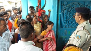 नवविवाहिता की मौत के बाद मृतका के स्वजनों से जानकारी लेते धनवार थाना प्रभारी एवं अन्य