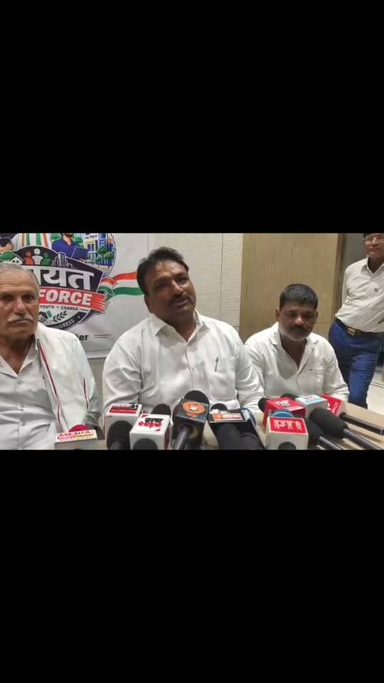 बारां में निकाय व पंचायती राज चुनाव को लेकर युवा कांग्रेस द्वारा युवा प्रत्याशियों को आगे लाने को लेकर *पंचायत टास्क फ़ोर्स* जिला कांग्रेस कार्यालय बारां पर कांग्रेस जिलाध्यक्ष हंसराज मीणा, पूर्व विधायक पानाचन्द मेघवाल, पंचायत टास्क फ़ोर्स के बारां जिला प्रभारी विजय प्रताप सिंह, सहित युवा कांग्रेस के अनेक पदाधिकारी व छात्र नेता रहें मौजूद।।
शहर कांग्रेस बारां #PCC #PCCRajasthan #dccbaran #barancongress #baran