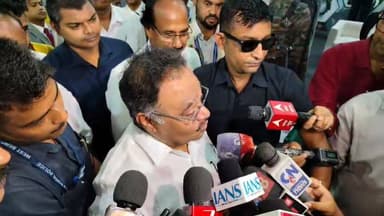 🔥 কাজল শেখকে ঘিরে প্রতিবাদ, এবার মুখ খুললেন বিজেপির রাজ্য সভাপতি!
কাজল শেখকে কেন্দ্র করে প্রতিবাদ ঘিরে তৈরি হয়েছে রাজনৈতিক উত্তাপ। এই ইস্যুতে বিজেপির রাজ্য সভাপতি তথা সাংসদ সমীক ভট্টাচার্যের বক্তব্যে উঠে এল একাধিক গুরুত্বপূর্ণ প্রশ্ন।
🎙️ ঠিক কী বললেন সমীক ভট্টাচার্য?
পুরো বক্তব্য শুনুন ভিডিওতে। 👇
আপনার কী মত? কমেন্টে জানান।
#SamikBhattacharya #KajalSeikh #ABVP #BJP #WestBengalPolitics #PoliticalNews #BreakingNews #BartaBahiNews
