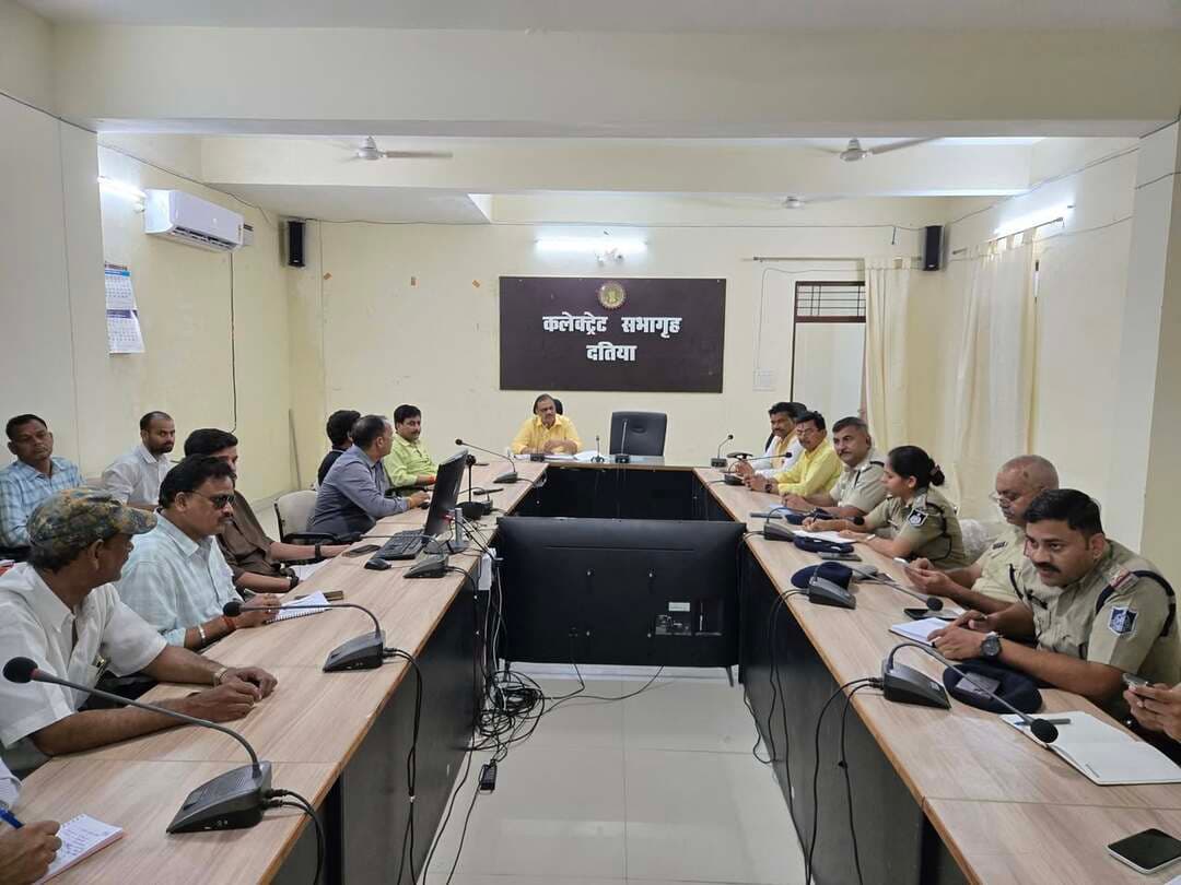 अपर कलेक्टर की अध्यक्षता में शांति समिति की बैठक आयोजित
आगामी मिलाद-उन-नबी, श्रीकृष्ण जन्माष्टमी एवं गणपति महोत्सव को दृष्टिगत रखते हुए अपर कलेक्टर श्री भूपेन्द्र सिंह कुशवाहा की अध्यक्षता में शांति समिति की बैठक आयोजित की गई।
बैठक में त्योहारों को आपसी भाईचारे, सामाजिक सौहार्द एवं शांतिपूर्ण वातावरण में मनाने की अपील की गई। साथ ही गणपति विसर्जन स्थल पर आवश्यक व्यवस्थाएं, साफ-सफाई, पेयजल, प्रकाश व्यवस्था, सुरक्षा एवं निर्बाध विद्युत आपूर्ति सुनिश्चित करने के संबंध में संबंधित विभागों को आवश्यक निर्देश दिए।
#CMMadhyaPradesh #Datia #दतिया #JansamparkMP