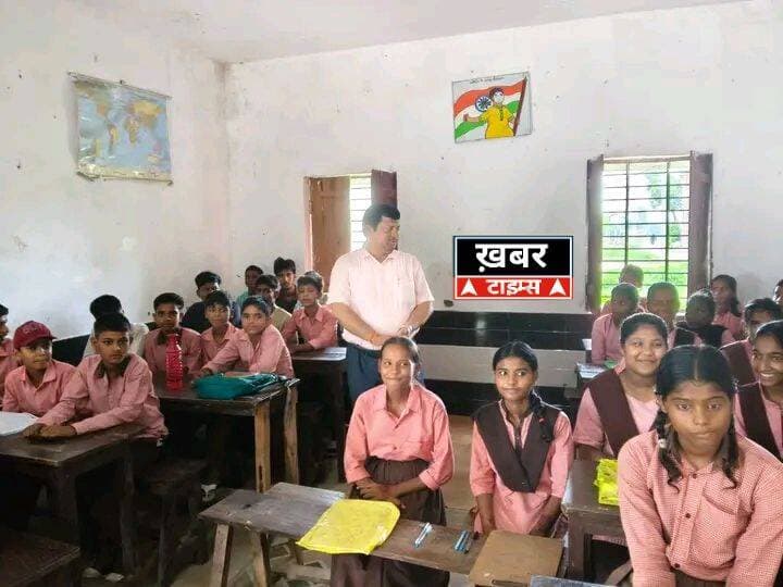 बीएसए ने संविलियन विद्यालय रतनपुर का किया औचक निरीक्षण, बच्चों को खुद पढ़ाया ‘अलंकार’
<nis:link nis:type=tag nis:id=देवरिया। nis:value=देवरिया। nis:enabled=true nis:link/> जिला बेसिक शिक्षा अधिकारी डॉ. राम जियावन मौर्य ने गुरुवार को विकासखंड गौरीबाजार के संविलियन विद्यालय रतनपुर का औचक निरीक्षण किया। इस दौरान उन्होंने विद्यालय की शैक्षणिक व्यवस्था, छात्र उपस्थिति और बुनियादी सुविधाओं का जायजा लिया। विद्यालय की व्यवस्थाएं संतोषजनक मिलने पर उन्होंने शिक्षकों के प्रयासों की सराहना की।
विद्यालय में 241 विद्यार्थी नामांकित हैं, जिनमें निरीक्षण के दौरान 187 विद्यार्थी उपस्थित मिले। प्रधानाध्यापक, छह शिक्षक और तीन अनुदेशक सभी अपने-अपने कक्षाओं में शिक्षण कार्य करते पाए गए। समय-सारणी के अनुसार कक्षाएं संचालित हो रही थीं और सभी बच्चों को पाठ्य पुस्तकें उपलब्ध थीं।
निरीक्षण के दौरान बीएसए ने कक्षा आठ के बच्चों को हिंदी में ‘अलंकार’, कक्षा सात के विद्यार्थियों को विज्ञान में अम्ल एवं क्षार तथा कक्षा छह के बच्चों को हिंदी व्याकरण में ‘वाक्यांश के लिए एक शब्द’ पढ़ाया। इसके बाद उन्होंने बच्चों के साथ बैठकर मध्याह्न भोजन किया और भोजन की गुणवत्ता पर संतोष जताया।
विद्यालय में ऑपरेशन कायाकल्प के तहत टाइल्स, रंगाई-पुताई, बिजली कनेक्शन सहित विभिन्न सुविधाएं उपलब्ध मिलीं। स्मार्ट क्लास और स्मार्ट रूम के माध्यम से बच्चों को आधुनिक शिक्षा दी जा रही है। छात्र-छात्राओं के लिए अलग-अलग स्वच्छ शौचालय, किचन शेड, हाथ धोने की व्यवस्था और नियमित साफ-सफाई भी पाई गई।
बीएसए ने विद्यालय के शैक्षणिक वातावरण और बच्चों के अधिगम स्तर में सुधार के लिए शिक्षकों द्वारा किए जा रहे प्रयासों की सराहना करते हुए सभी स्टाफ को गुणवत्तापूर्ण शिक्षा के लिए लगातार प्रयास करते रहने के लिए प्रोत्साहित किया।
<nis:link nis:type=tag nis:id=deorianews nis:value=deorianews nis:enabled=true nis:link/>