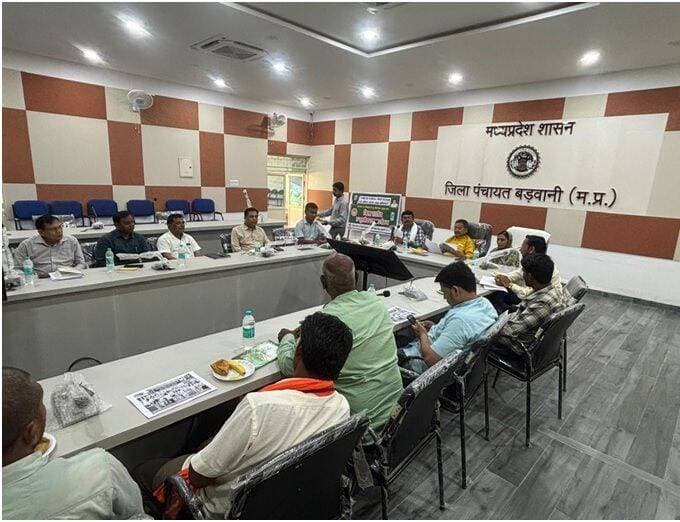 जिले में 20 अगस्त से प्रारंभ हुआ एग्रीस्टैक पंजीयन, पैक्स सदस्यता एवं अग्रिम उर्वरक उठाव अभियान
..................
अभियान की जानकारी देने हेतु जिला स्तरीय उन्मुखीकरण कार्यशाला का आयोजन
बड़वानी 20 अगस्त 2026/म.प्र. शासन, द्वारा प्रदेशव्यापी एग्रीस्टेक, पैक्स सदस्यता एवं अग्रिम उर्वरक उठाव अभियान 20 अगस्त, 2026 से 15 सितम्बर, तक ग्राम पंचायत एवं पैक्सवार अभियान चलाया जायेगा । उक्त् अभियान का उद्देश्य, रणनीति के संबंध में जनप्रतिनिधियों एवं विभागीय अमले जानकारी देने हेतु जिला स्तरीय उन्मुखीकरण कार्यक्रम का आयोजन गुरूवार को जिला पंचायत बड़वानी के सभागृह में आयोजित किया गया ।
कार्यशाला में श्री प्रेमसिंह पटेल पूर्व केबिनेट मंत्री, म.प्र. शासन, श्रीमति सुमन वर्मा उपाध्याक्ष, जिला पंचायत, श्री बरमा सोलंकी जिला पंचायत सदस्य, श्री भगवानसिंह पटेल भारतीय किसान संघ, अनिल इश्के जिला अध्ययक्ष, राष्ट्रीय किसान मजदूर महासंघ एवं विभागीय अधिकारी/कर्मचारी उपस्थित हुये है । कार्यशाला में बताया गया कि अभियान अंतर्गत राजस्व विभाग, पंचायत विभाग, सहकारिता विभाग एवं कृषि विभाग विभागीय अधिकारियों द्वारा किसानों को फार्मर आईडी बनाना एवं फार्मर आईडी में सभी खाते शामिल करना, पैक्स में नवीन सदस्यों को जोड़ना, किसानों के किसान क्रेडिट कार्ड बनवाना, कृषकों से अग्रिम उर्वरक उठाव करवाना, शून्य प्रतिशत ब्याज दर पर कृषक सदस्यों को ऋण उपलब्ध करवाना तकनीकी सुधार का कार्य किया जायेगा। इस हेतु प्रत्येक ग्राम पंचायत वार कार्यक्रम तैयार कर मैदानी अमले की ड्यूटी लगाई गई है ।
इसके अतिरिक्त ई विकास प्रणाली 2.0 के माध्यम से खाद वितरण, इसमें किसान अपनी इच्छानुसार कोई भी एक उर्वरक को बिना किसी बंधन के उर्वरक क्रय कर सकता है। आईसीएआर की फसलवार अनुशंसा अनुसार अथवा उससे अधिक मनचाहा उर्वरक प्रथम बार में ही किसान क्रय कर सकता है। अतिरिक्त उर्वरक लेने के लिए 50 शब्दों में कारण लिखने की बाध्यता को हटा दिया गया है। मार्कफेड के डबल लॉक केन्द्रों पर 300 टोकन प्रतिदिन से अधिक टोकन जनरेट की सुविधा दी गयी उर्वरक की गणना प्रति हेक्टयर की जगह बैग में कर दी गयी है। किसान द्वारा टोकन जनरेट करने के 24 घंटे पश्चात् टोकन निरस्त करने की सुविधा उपलब्ध करा दी गयी है। फसल खराब होने पर किसान द्वारा पुनः उर्वरक की मांग करने हेतु एक्सेप्शनल हैंडलिंग में सुविधा दी गयी है। राजस्व विभाग द्वारा 48 घंटे के भीतर अनुमोदन किया जायेगा। ई-विकास प्रणाली से संबंधित समस्याएं ई-विकास हेल्पलाइन नंबर- 7880223344 पर प्रातः 10 बजे से शाम 06 बजे तक प्रत्येक शासकीय कार्य दिवसों में दर्ज करा सकते हैं। पोर्टल पर फसलवार आई.सी.ए.आर की अनुशंसा अनुसार विभिन्न उर्वरक समूह की जानकारी प्रदर्शित की जा रही है, जिससे किसान मन पसंद उर्वरक के समूह का चयन कर सकेगा। मार्कफेड के डबल लॉक केन्द्रों में आवश्यकता अनुसार अधिकतम उर्वरक का भंडारण किया जायेगा एवं इसके लिए ऑटोमेटेड व्यवस्था बनाई जा रही है। ई-विकास 2.0 से मोबाइल पर व्हाट्सएप बोट द्वारा टोकन जनरेट करने की सुविधा शीघ्र उपलब्ध करायी जा रही है, जिसमे किसान व्हाट्सएप पर हेल्प /मदद लिखकर टोकन, रिटेलर, उर्वरक, उठाव तिथि एवं टोकन की वैधता की जानकारी प्राप्त कर उर्वरक क्रय कर सकेगा।
<nis:link nis:type=tag nis:id=jansamparkmp nis:value=JansamparkMP nis:enabled=true nis:link/>
<nis:link nis:type=tag nis:id=badwani nis:value=Badwani nis:enabled=true nis:link/>