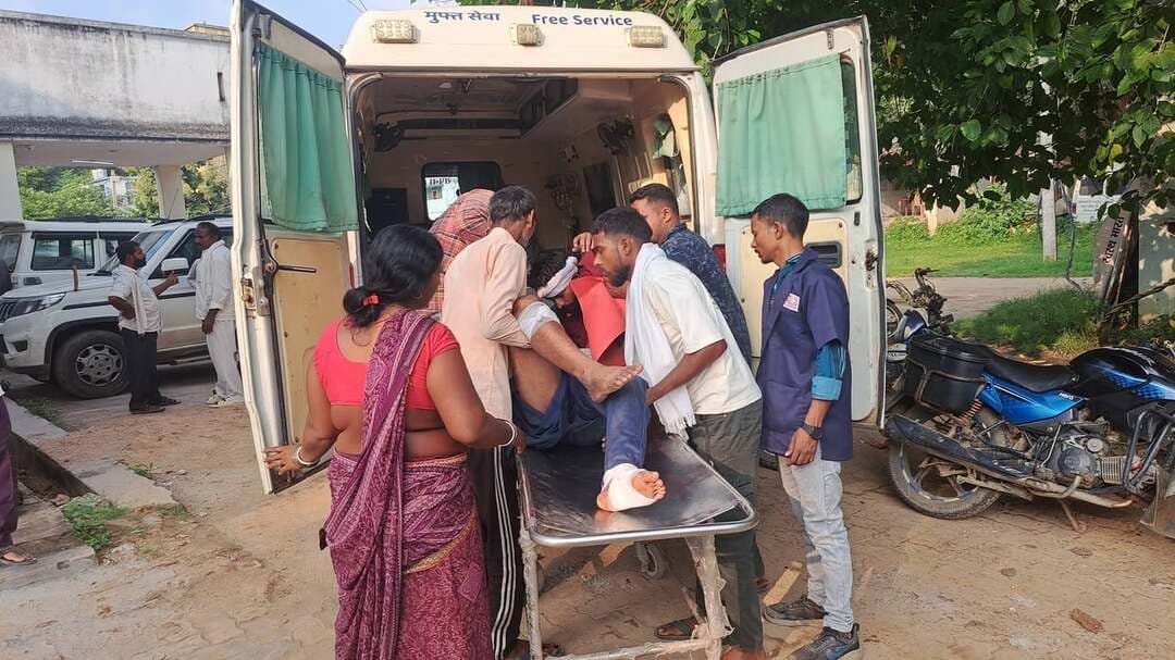 जमुई:लछुआड़ रोड में दो बाइक की ट^क्क^र में एक युवक की हा^ल^त गं^/भी^र,
सिकंदरा- लछुआड़ रोड में तेज रफ्तार दो बाइक के बीच हुई भी^ष^ण ट^क्क^र में एक बाइक पर सवार एक युवक बु^री तरह घा^य^ल हो गया। स्थानीय लोगों की मदद से परिजन द्वारा घा^य^ल युवक को इलाज के लिए स्वास्थ्य केंद्र सिकंदरा में भर्ती कराया गया, जहां से उसे बेहतर इलाज के लिए गुरुवार की शाम 4:00 बजे सदर अस्पताल लाया गया है। यहां आवश्यक जांच के बाद परिजन निजी क्लीनिक लेकर चले गए। घा^य^ल युवक की पहचान सिकंदरा निवासी राजेंद्र यादव के पुत्र सुधीर कुमार के रूप में हुई है। #Exident #jamuitopnews #jamuinews #viralphotochallenge #Crime
