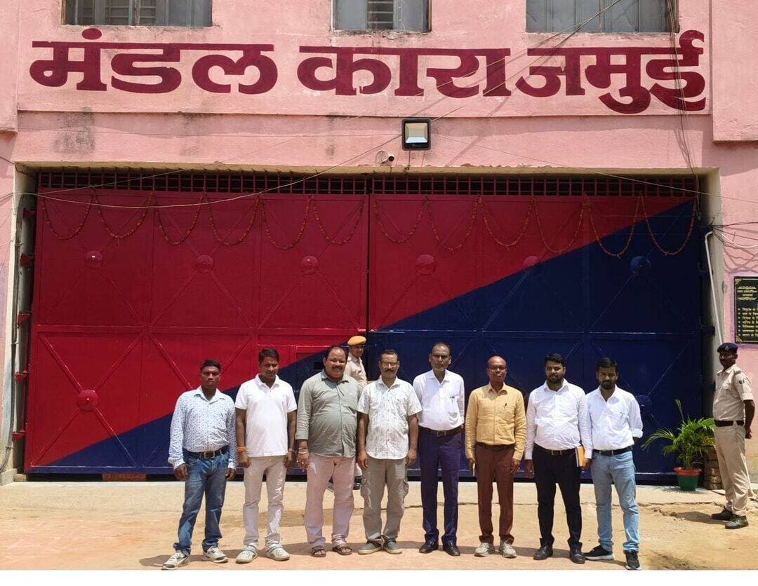 मंडल कारा जमुई में कैंप लगाकर बंदियों का किया गया स्वास्थ्य जांच, विभिन्न बीमारी से बचाव को लेकर किया गया जागरूक
बंदियों के सुरक्षा के दृष्टिकोण से जमुई मंडल कारा में गुरूवार की दोपहर 1:00 बजे स्वास्थ्य कैंप आयोजित कर बंदियों का स्वास्थ्य जांच किया गया। स्वास्थ्य कैंप का उदघाटन अपर मुख्य चिकित्सक डा. अरविन्द कुमार एवं जेल अधीक्षक संजीव कुमार ने संयुक्त रूप से किया। इस दौरान बंदियों का स्वास्थ्य जांच के बाद विभिन्न बीमारियों से सुरक्षा को लेकर जागरूक किया गया।
इस अवसर पर डा. अरविंद कुमार ने बताया कि टीबी मुक्त भारत अभियान के तहत संभावित यक्ष्मा मरीज, एचआईवी, एड्स, सिफलीस हेपेटाइटीस सी एवं पोटेबल एक्स-रे के द्वारा बंदियों का जांच किया जाएगा। उन्होंने कहा कि प्रभारी पर्यवेक्षक अखौरी मनीत कुमार के नेतृत्व में मंडल कारा में बंदियों का स्वास्थ्य जांच बारी-बारी से किया गया। उन्होंने कहा कि सूबे की सरकार देश से टीबी मुक्त करने के लिए लगातार प्रयासरत है। इसके लिए लगातार जागरूकता कार्यक्रम चला रही और लोगों को जागरूक करने का कार्य कर रही है। उन्होंने कहा कि बचे हुए बंदियों का अगले दिन स्वास्थ्य जांच किया जाएगा। इस अवसर पर परामर्शी नकुलदेव ठाकुर, वरीय यक्ष्मा परामर्शी प्रयोगशाला पर्यवेक्षक सुमित कुमार राम, जेल समन्वयक रविश कुमार, प्रयोगशाला प्रावैधिक प्रवीण कुमार, एक्स-रे प्रावैधिक संजय कुमार आदि मौजूद थे। <nis:link nis:type=tag nis:id=jamuinews nis:value=jamuinews nis:enabled=true nis:link/> <nis:link nis:type=tag nis:id=jamuitopnews nis:value=jamuitopnews nis:enabled=true nis:link/> <nis:link nis:type=tag nis:id=jail nis:value=jail nis:enabled=true nis:link/> <nis:link nis:type=tag nis:id=viral nis:value=viral nis:enabled=true nis:link/> <nis:link nis:type=tag nis:id=vjralphoto nis:value=vjralphoto nis:enabled=true nis:link/>