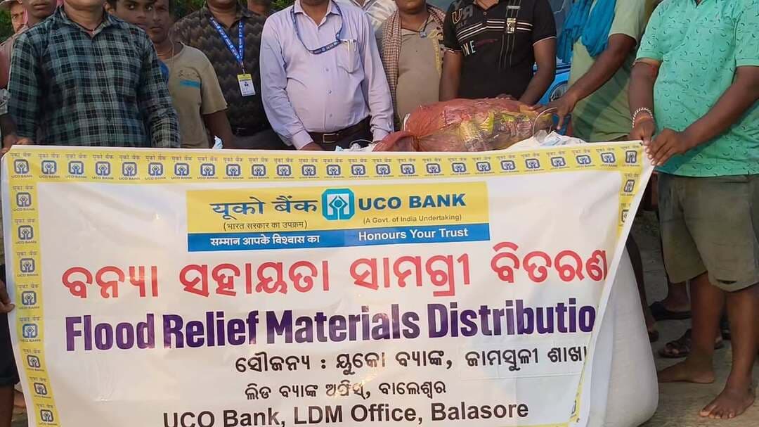 #ସହାୟତା_ହାତ_ବଢାଇଲା_ୟୁକୋ_ବ୍ୟାଙ୍କ ।
ବନ୍ୟା ବିପନ୍ନଙ୍କ ପରିବାରକୁ ୟୁକୋ ବ୍ୟାଙ୍କ ଜାମଶୁଳୀ ପକ୍ଷରୁ ସୁଖିଲା ଖାଦ୍ୟ ପ୍ରଦାନ । ବାଲେଶ୍ଵର ଜିଲ୍ଲା ବସ୍ତା ବ୍ଲକ୍ ଇଡ଼ଦା ପଞ୍ଚାୟତ କାଳୁଖା ଗ୍ରାମରେ ୧୫ ଦିନ ଧରି ଜଳକା ନଦୀ ବନ୍ୟା ଘେରରେ ରହିଥିବା ପରିବାର କୁ ଆଜି ଜାମଶୂଳୀ ୟୁକୋ ବ୍ୟାଙ୍କ ତରଫରୁ ସୁଖିଲା ଖାଦ୍ୟ ବଣ୍ଟନ କରାଯାଇଛି ।
#flooding #riverside #BASTA #balasore #needhelp #UCOBank
Mahima TV Rajesh Giri
