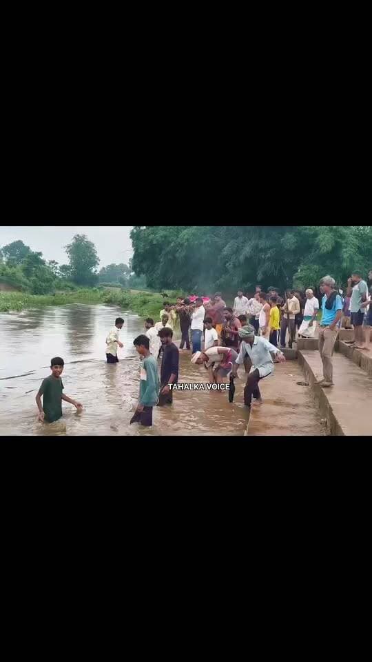 सिंग्रामपुर के टगरा मुक्तिधाम तक पहुंचना बनी चुनौती, नदी पर पुल नहीं होने से 5 घंटे घर में रखा शव
बारिश में बढ़ जाती है परेशानी, कमर तक पानी में नदी पार कर ग्रामीणों ने किया अंतिम संस्कार; तीन साल पहले जांच के बाद भी नहीं बनी पुलिया
दमोह। जिले के सिंग्रामपुर टगरा मोहल्ला स्थित मुक्तिधाम तक पहुंचने के लिए ग्रामीणों को लंबे समय से परेशानी का सामना करना पड़ रहा है। नदी पर पुल नहीं होने के कारण बारिश के दिनों में अंतिम संस्कार जैसी जरूरी स्थिति में भी ग्रामीणों के सामने गंभीर संकट खड़ा हो जाता है। हाल ही में चौधरी परिवार में एक व्यक्ति की मौत के बाद नदी में तेज बहाव के चलते शव को करीब 5 से 6 घंटे तक घर पर रखना पड़ा।
बाद में नदी का पानी कुछ कम होने पर परिजन और ग्रामीण कमर तक पानी में नदी पार कर शव को मुक्तिधाम तक ले गए और अंतिम संस्कार किया। घटना के बाद ग्रामीणों में प्रशासन और संबंधित विभाग के प्रति आक्रोश है।
तीन साल पहले हुई थी जांच, करीब 40 लाख की फाइल तैयार
ग्रामीणों के अनुसार मुक्तिधाम तक सुरक्षित आवागमन के लिए नदी पर पुल निर्माण की मांग को लेकर सामूहिक आवेदन दिया जा चुका है। करीब तीन वर्ष पहले आरईएस विभाग के अधिकारियों ने मौके पर टीम भेजकर जांच भी की थी। जांच के बाद पुल निर्माण के लिए करीब 40 लाख रुपए की लागत की फाइल तैयार किए जाने की जानकारी ग्रामीणों ने दी, लेकिन इसके बावजूद अब तक निर्माण कार्य शुरू नहीं हुआ।
बारिश में बढ़ जाती है परेशानी
ग्रामीणों का कहना है कि सामान्य दिनों में भी नदी पार कर मुक्तिधाम तक पहुंचना मुश्किल होता है। बारिश के दौरान नदी में पानी बढ़ने पर समस्या और गंभीर हो जाती है। किसी परिवार में मृत्यु होने पर परिजनों को पहले से ही मानसिक पीड़ा का सामना करना पड़ता है, ऐसे में शव को मुक्तिधाम तक ले जाने के लिए नदी पार करना अतिरिक्त परेशानी बन जाता है।
ग्रामीणों ने जल्द पुल निर्माण की मांग की
ग्रामीण जन कल्याण चौधरी, बबलू चौधरी, राजकुमार बंसल, छोटू बंसल, आशा, महेश और संजय सहित अन्य लोगों ने प्रशासन से टगरा मोहल्ला स्थित मुक्तिधाम तक सुरक्षित आवागमन के लिए नदी पर जल्द पुल निर्माण कराने की मांग की है। ग्रामीणों ने पुराने आवेदन और जांच रिपोर्ट के आधार पर मामले को दोबारा गंभीरता से लेते हुए शीघ्र कार्रवाई की मांग की है।