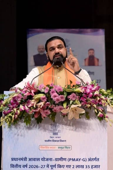माननीय मुख्यमंत्री श्री सम्राट चौधरी जी ने आज पटना के बापू सभागार में प्रधानमंत्री आवास योजना-ग्रामीण (PMAY-G) के अंतर्गत वित्तीय वर्ष 2026-27 में पूर्ण हुए 2 लाख 35 हजार आवासों के गृह प्रवेश कार्यक्रम में माननीय केंद्रीय मंत्री श्री शिवराज सिंह चौहान जी के साथ शामिल हुए। इस अवसर पर उन्होंने लाभुकों को उनके नए आवास की चाबी तथा नव-चयनित लाभुकों को स्वीकृति पत्र वितरित किए।
माननीय मुख्यमंत्री जी ने कहा कि वित्तीय वर्ष 2026-27 में बिहार को 11 लाख 18 हजार 937 पक्के आवासों के निर्माण का लक्ष्य प्राप्त हुआ है, जिसके लिए केंद्र सरकार द्वारा ₹13,427 करोड़ की सहायता प्रदान की जाएगी। इस महत्वपूर्ण सहयोग के लिए उन्होंने माननीय प्रधानमंत्री श्री नरेंद्र मोदी जी के प्रति हृदय से आभार व्यक्त किया।
माननीय मुख्यमंत्री जी ने कहा कि माननीय प्रधानमंत्री जी के “सबका साथ, सबका विकास” के संकल्प के अनुरूप बिहार में गरीब एवं जरूरतमंद परिवारों के अपने पक्के घर का सपना लगातार साकार हो रहा है।
Rural Development Department, Government of Bihar Information & Public Relations Department, Government of Bihar #katihar