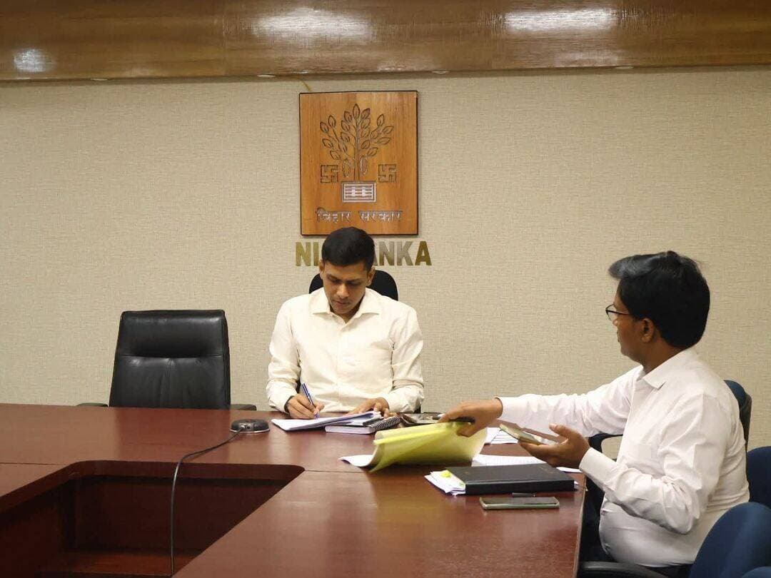 जिलाधिकारी अंशुल अग्रवाल का बड़ा निर्देश: लंबित मामले एक सप्ताह में निपटाएं!
BNSS एवं NSS के तहत लंबित मामलों के त्वरित निष्पादन का निर्देश, शस्त्र सत्यापन के मामलों की भी होगी लाइसेंसधारीवार समीक्षा।
<nis:link nis:type=tag nis:id=बांका nis:value=बांका nis:enabled=true nis:link/> <nis:link nis:type=tag nis:id=जिलाधिकारी nis:value=जिलाधिकारी nis:enabled=true nis:link/> <nis:link nis:type=tag nis:id=अंशुलअग्रवाल nis:value=अंशुलअग्रवाल nis:enabled=true nis:link/> <nis:link nis:type=tag nis:id=विधिव्यवस्था nis:value=विधिव्यवस्था nis:enabled=true nis:link/> <nis:link nis:type=tag nis:id=पुलिस nis:value=पुलिस nis:enabled=true nis:link/> <nis:link nis:type=tag nis:id=प्रशासन nis:value=प्रशासन nis:enabled=true nis:link/> <nis:link nis:type=tag nis:id=मैंहूंबांका nis:value=मैंहूंबांका nis:enabled=true nis:link/>
