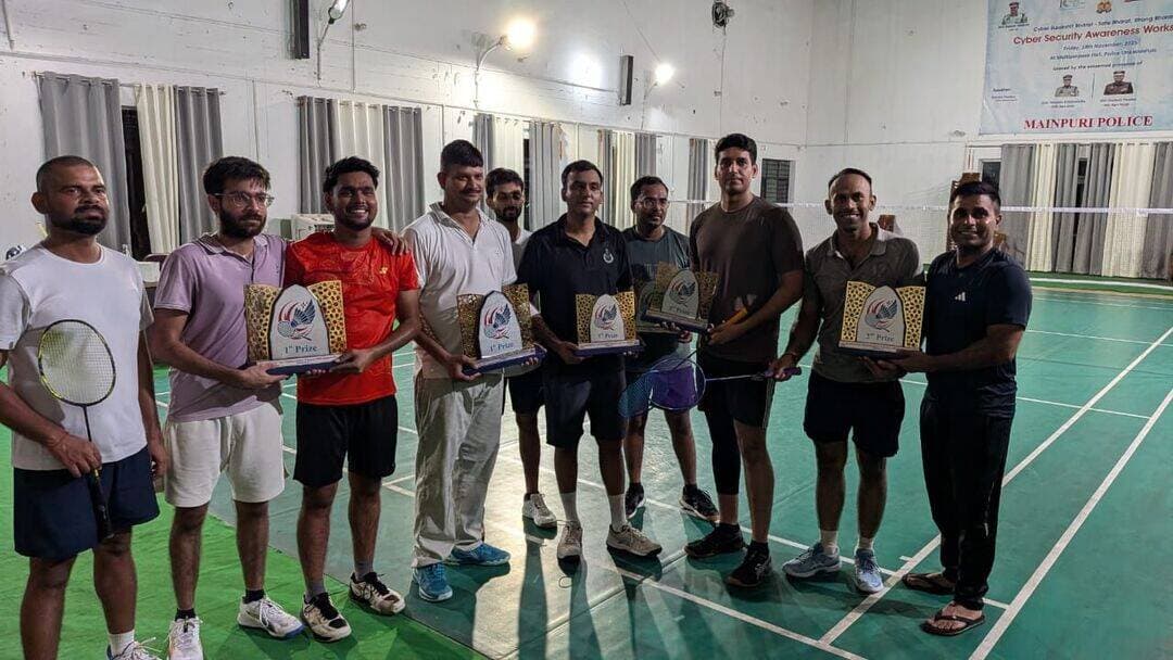 टेनिस खेल में विजई हुई टीम को शील्ड देकर सम्मानित किया गया