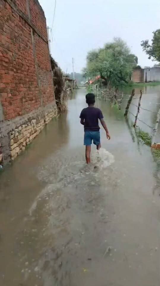 बारा तहसील में बाढ़ का कहर, लोहागरा बिंद बस्ती में घरों तक पहुंचा पानी
यूनाइटेड भारत बारा
मनोज कुमार बिन्द
प्रयागराज | बारा। बारा तहसील क्षेत्र की लोहागरा बिंद बस्ती में लगातार हो रही मूसलाधार बारिश के बाद बाढ़ जैसे हालात बन गए हैं। बस्ती में पानी घुसने से जनजीवन पूरी तरह प्रभावित हो गया है। खेतों में खड़ी फसल तबाह हो गई है, घरों में पानी भरने लगा है और रास्ते जलमग्न होने से लोगों का निकलना भी मुश्किल हो गया है।
हालात की गंभीरता को देखते हुए नायब तहसीलदार बारा मौके पर पहुंचे और स्थिति का जायजा लिया। ग्रामीण राजकुमार ने बताया कि बारिश ने किसानों की मेहनत पर पानी फेर दिया है। कई घरों में पानी घुस चुका है और यदि जल्द निकासी की व्यवस्था नहीं हुई तो पूरी बस्ती जलमग्न हो जाएगी।
ग्रामीणों ने बताया कि जलभराव के कारण सांप-बिच्छू जैसे जहरीले जीव घरों में घुस रहे हैं, जिससे लोगों में दहशत का माहौल है। बस्तीवासियों ने प्रशासन से तत्काल जल निकासी, राहत सामग्री और सुरक्षा इंतजाम करने की मांग की है।