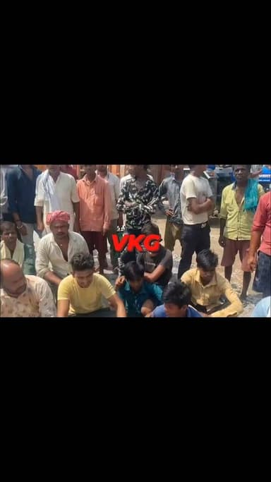 आवारा सांडों से त्रस्त किसान… आखिर सड़क पर क्यों उतरना पड़ा?
लखीमपुर खीरी के धौरहरा विधानसभा क्षेत्र के हसनपुर कटौली में आवारा सांडों के आतंक से परेशान किसानों का सब्र आखिर टूट गया। बड़ी संख्या में किसान हाईवे पर बैठ गए और जाम लगाकर जमकर नारेबाजी व प्रदर्शन किया।
किसानों का कहना है कि आवारा सांड खेतों में घुसकर फसलें बर्बाद कर रहे हैं और लोगों की जान पर भी खतरा मंडरा रहा है। शिकायतों के बावजूद समस्या का समाधान नहीं होने पर किसानों ने हाईवे पर उतरकर अपनी आवाज बुलंद की।
सवाल बड़ा है—जब खेत और जान दोनों खतरे में हों, तो किसान आखिर किसके दरवाजे पर जाए?
अब देखना होगा कि जिम्मेदार अधिकारी किसानों की इस आवाज को कब सुनते हैं।
#LakhimpurKheri #Dhaurahara #KisanProtest #UPNews #BreakingNews