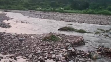 जसवां:परागपुर- कलोहा- सदवां खड्ड उफान पर,खड्ड के रास्ते से ना करें आवाजाही,,