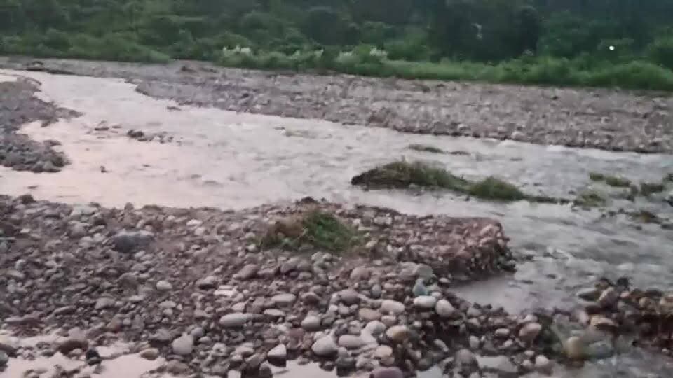 जसवां:परागपुर- कलोहा- सदवां खड्ड उफान पर,खड्ड के रास्ते से ना करें आवाजाही,,
