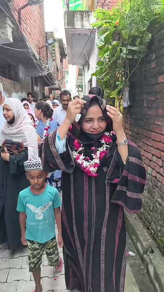 Rampur News | मोहल्ला ताशका वार्ड संख्या 29 में नगर पालिका अध्यक्ष सना खानम ने सड़क का उदघाटन किया, लोगों ने किया फूलों से स्वागत
#RampurNews