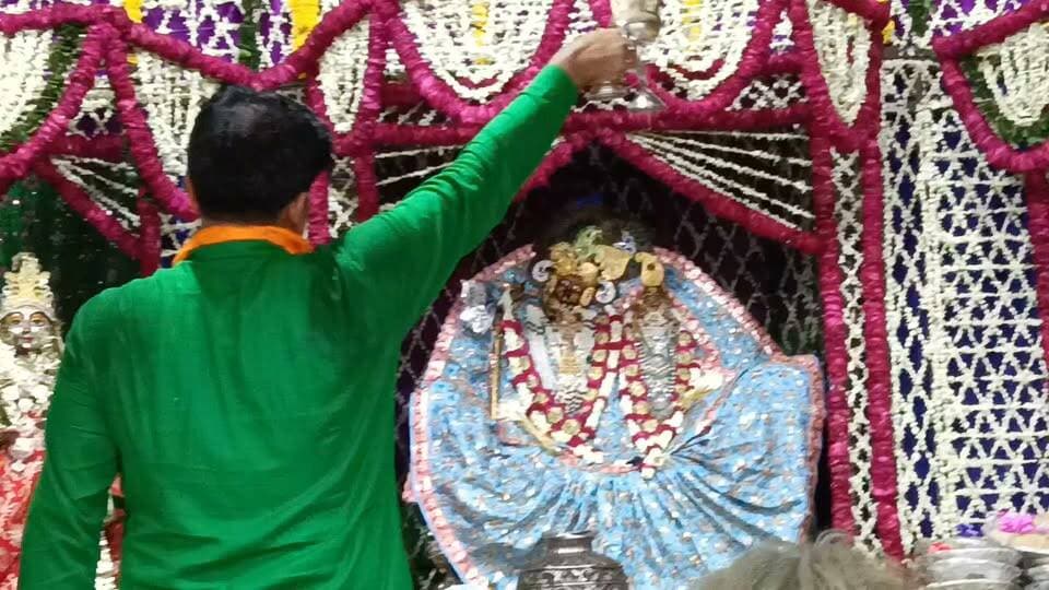 🌸🙏 भक्तिमय दर्शन 🙏🌸
आज सावन के पावन शुक्रवार की अमृत बेला पर बरसाना धाम में श्रीजी राधे रानी जी के श्रृंगार स्वरूप आरती के दिव्य एवं अलौकिक दर्शन प्राप्त हुए।
श्री राधे रानी जी की कृपा सभी भक्तों पर सदैव बनी रहे।
राधे राधे! 🌺🙏