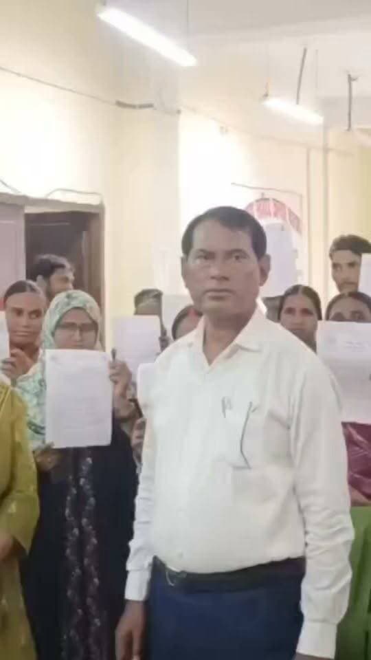 प्रधानमंत्री आवास योजना के लाभुकों को मिला स्वीकृति पत्र
बेलागंज। प्रखंड सभागार में गुरुवार को प्रधानमंत्री आवास योजना को लेकर कार्यक्रम का आयोजन किया गया। कार्यक्रम में प्रखंड क्षेत्र की विभिन्न पंचायतों से चयनित लाभुकों को प्रधानमंत्री आवास योजना के तहत स्वीकृति पत्र एवं शुभकामना संदेश का वितरण किया गया। कार्यक्रम में प्रखंड विकास पदाधिकारी संजय कुमार राय एवं ग्रामीण विकास पदाधिकारी स्मिता वर्मा ने लाभुकों के बीच स्वीकृति पत्र वितरित किया।
इस अवसर पर अधिकारियों ने लाभुकों को योजना का लाभ निर्धारित नियमों के अनुसार उठाने तथा स्वीकृति मिलने के बाद आवास निर्माण कार्य को समय पर पूरा कराने की अपील की। अधिकारियों ने कहा कि प्रधानमंत्री आवास योजना का उद्देश्य जरूरतमंद एवं आवासविहीन परिवारों को पक्का आवास उपलब्ध कराना है। योजना के तहत पात्र लाभुकों को आवास निर्माण के लिए सरकार की ओर से सहायता उपलब्ध कराई जाती है।
कार्यक्रम में लाभुकों को आवास निर्माण से संबंधित आवश्यक जानकारी भी दी गई। स्वीकृति पत्र मिलने के बाद लाभुकों में खुशी का माहौल देखा गया। लाभुकों ने सरकार एवं विभागीय अधिकारियों के प्रति आभार जताया। कार्यक्रम के दौरान योजना के क्रियान्वयन एवं लाभुकों से संबंधित विभिन्न बिंदुओं पर भी चर्चा की गई। मौके पर विकास कुमार, शांति वर्धन गौतम समेत प्रधानमंत्री आवास योजना से जुड़े सभी कर्मी मौजूद रहे।