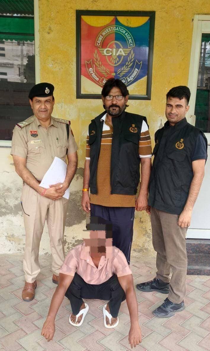 रेवाड़ी पुलिस का नशा तस्करों पर प्रहार अभियान निरंतर जारी, नशा तस्कर को अवैध नशीला पदार्थ स्मैक सप्लाई करने का आरोपी धरा।
रेवाड़ी समाचार पंकज कुमार।
पुलिस अधीक्षक रेवाड़ी श्री हेमेंद्र कुमार मीणा, आईपीएस द्वारा जिला पुलिस को नशा तस्करों पर कड़ी कार्रवाई करने के निर्देश जारी किए हुए हैं इसी कड़ी में गत 05 अगस्त को सीआईए रेवाड़ी इंचार्ज निरीक्षक संजय कुमार की टीम ने नशा गतिविधियों पर रोकथाम के अंतर्गत चलाए जा रहे विशेष अभियान के तहत गांव कालुवास रोड पर शिव कलौनी के पास से नशीला पदार्थ स्मैक बेच रहे एक तस्कर हिमांशु निवासी मोहल्ला शिव कालोनी रेवाड़ी को 2.86 ग्राम स्मैक सहित धर दबोचा था। मादक पदार्थ को कब्जे में लेकर आरोपी के खिलाफ एनडीपीएस एक्ट की संबंधित धाराओं के तहत थाना शहर रेवाड़ी में मामला पंजीबद्ध कर आगामी जांच अधिकारी एसआई जितेन्द्र कुमार ने बरामद नशा तस्करी के स्रोत का पता लगाते हुए सप्लाई करने वाले आरोपी साहिल उर्फ लीला निवासी गांव मोहल्ला आदर्श नगर रेवाड़ी को गिरफ्तार करने में सफलता हासिल की है। पुलिस द्वारा नशा तस्करी के इस नेटवर्क से जुड़े किसी भी आरोपी को बख्शा नहीं जाएगा।
पुलिस अधीक्षक रेवाड़ी श्री हेमेंद्र कुमार मीणा,आईपीएस ने कहा कि नशे के खिलाफ चलाए जा रहे जन आंदोलन में प्रत्येक व्यक्ति की सक्रिय भागीदारी अति आवश्यक है, ताकि नशे के खिलाफ अभियान को पूरी तरह से सफल बनाया जा सके। उन्होंने बताया कि नशा न केवल स्वास्थ्य को प्रभावित करता है बल्कि यह अपराध को भी जन्म देता है। उन्होंने कहा कि जब समाज का प्रत्येक व्यक्ति अपने गांव, गली तथा मोहल्ले की संपूर्ण जिम्मेवारी लेगा कि न तो वह खुद नशा करेगा और न ही अपने आस-पास नशा बिकने देगा, तो निश्चित रूप से समाज नशा मुक्त होगा। नशा बेचने वाले व खरीदने वाले लोगों को चिन्हित कर पुलिस प्रशासन को इसकी सूचना दें, इनके खिलाफ कड़ी कार्रवाई की जाएगी, इनकी असली जगह जेल की सलाखें हैं।
................................................... फोटो संलग्न है।
