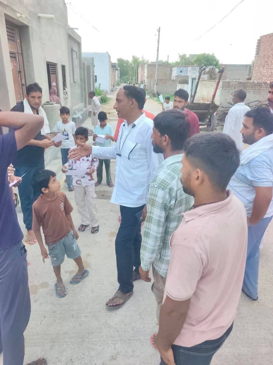 वार्ड 13 में डोर-टू-डोर जनसंपर्क, सुनील फौजी के पक्ष में वोट की अपील
नगरपालिका भादरा के वार्ड नंबर 13 में मिशन 2026 के तहत डोर-टू-डोर जनसंपर्क अभियान चलाकर सुनील फौजी के पक्ष में मतदान की अपील की गई। इस दौरान लोगों से मुलाकात कर वार्ड के विकास एवं बेहतर सुविधाओं के लिए समर्थन मांगा गया।