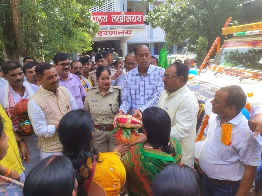 प्रेस विज्ञप्ति
जिला जनसंपर्क कार्यालय, लखीसराय।
दिनांक 20 अगस्त 2026
संत शिरोमणि श्री गुरु रविदास जी की 650वीं जयंती के अवसर पर कलश यात्रा का शुभारंभ
अनुसूचित जाति बहुल टोलों में 27 अगस्त 2026 से 15 फरवरी 2027 तक लगेंगे ‘श्री गुरु संत रविदास विकास शिविर’
संत शिरोमणि श्री गुरु रविदास जी की 650वीं जयंती के अवसर पर जिला पदाधिकारी, श्री शैलेंद्र कुमार ने आज समाहरणालय परिसर से कलश यात्रा का शुभारंभ किया। समाहरणालय परिसर से रवाना किए गए कलश वाहन जिले के सभी सातों प्रखंड मुख्यालयों में पहुंचेंगे तथा निर्धारित मार्ग के अनुसार जिले की सभी पंचायतों का भ्रमण करेंगे।
इस अवसर पर जिला कल्याण पदाधिकारी ने बताया कि कलश यात्रा के उपरांत जिले के अनुसूचित जाति बहुल टोलों में ‘श्री गुरु संत रविदास विकास शिविर’ का आयोजन किया जाएगा। यह विशेष अभियान 27 अगस्त 2026 से 15 फरवरी 2027 तक प्रत्येक गुरुवार को आयोजित किया जाएगा।
यह अभियान अनुसूचित जाति एवं अनुसूचित जनजाति कल्याण विभाग के तत्वावधान में संचालित किया जा रहा है। इसका मुख्य उद्देश्य अनुसूचित जाति बहुल टोलों में निवास करने वाले पात्र एवं वंचित परिवारों को सरकार की विभिन्न जनकल्याणकारी योजनाओं का लाभ उनके द्वार तक पहुंचाना तथा पात्र लाभुकों का योजनाओं से शत-प्रतिशत आच्छादन सुनिश्चित करना है।
22 प्रमुख योजनाओं एवं सेवाओं से किया जाएगा आच्छादन
शिविरों के माध्यम से पात्र लाभुकों को निम्नलिखित योजनाओं एवं सेवाओं से जोड़ने की कार्रवाई की जाएगी—
1 सार्वजनिक वितरण प्रणाली के अंतर्गत राशन कार्ड से आच्छादन।
2 प्रधानमंत्री उज्ज्वला योजना से आच्छादन।
3 औपचारिक शिक्षा हेतु विद्यालय में नामांकन।
4 आंगनबाड़ी सेवाओं से आच्छादन।
5 जन्म एवं मृत्यु प्रमाण-पत्र उपलब्ध कराना।
6 आधार कार्ड निर्माण।
7 कुशल युवा कार्यक्रम/कौशल विकास कार्यक्रम से जोड़ना।
8 मुख्यमंत्री निश्चय स्वयं सहायता भत्ता योजना से आच्छादन।
9 ई-श्रम कार्ड एवं बिहार भवन एवं अन्य सन्निर्माण कल्याण बोर्ड में निबंधन (श्रमिक कार्ड)।
10 आयुष्मान भारत कार्ड/स्वास्थ्य कार्ड तथा हेल्थ कैंप की सुविधा।
11प्रधानमंत्री आवास योजना से आच्छादन।
12 वास-भूमि/बंदोबस्ती से संबंधित कार्रवाई।
13 सामाजिक सुरक्षा योजनाओं से आच्छादन—वृद्धावस्था, विधवा, दिव्यांग पेंशन, पारिवारिक लाभ, कबीर अंत्येष्टि अनुदान, मुख्यमंत्री कन्या विवाह, मुख्यमंत्री कन्या उत्थान एवं प्रधानमंत्री मातृ वंदना योजना आदि।
14 बुनियाद केंद्र से संबंधित योजनाओं के अंतर्गत चश्मा, हियरिंग एड एवं तिपहिया साइकिल आदि का वितरण।
15 हर घर नल-जल योजना से आच्छादन।
16 मुख्यमंत्री ग्रामीण पक्की गली-नाली निश्चय योजना से संबंधित कार्य।
17 मनरेगा जॉब कार्ड से आच्छादन।
18 प्रधानमंत्री जन-धन योजना, प्रधानमंत्री जीवन ज्योति बीमा योजना एवं प्रधानमंत्री सुरक्षा बीमा योजना से आच्छादन।
19 बिजली कनेक्शन उपलब्ध कराना।
20 जीविका समूह/सतत जीविकोपार्जन योजना से आच्छादन।
21 ग्रामीण कार्य विभाग के अंतर्गत अनुसूचित जाति टोलों में मुख्यमंत्री टोला संपर्क योजना।
22 स्वच्छ भारत मिशन ग्रामीण/लोहिया स्वच्छता अभियान के अंतर्गत सामुदायिक एवं व्यक्तिगत शौचालय से आच्छादन।
पंचायत स्तर पर होगा शिविरों का संचालन
‘श्री गुरु संत रविदास विकास शिविर’ का संचालन संबंधित पंचायत सचिव एवं विकास मित्र द्वारा किया जाएगा। शिविर में सभी संबंधित पंचायत स्तरीय कर्मियों की उपस्थिति सुनिश्चित की जाएगी। प्रत्येक शिविर के लिए प्रखंड स्तर पर एक पर्यवेक्षक को प्रभारी बनाया जाएगा, जो शिविर के सफल संचालन तथा पात्र लाभुकों को विभिन्न योजनाओं का लाभ दिलाने की प्रक्रिया की निगरानी करेंगे।
जिला प्रशासन द्वारा संबंधित पदाधिकारियों एवं कर्मियों को निर्देश दिया गया है कि शिविरों का प्रभावी एवं व्यवस्थित संचालन सुनिश्चित करते हुए अनुसूचित जाति बहुल टोलों में निवास करने वाले पात्र परिवारों को सरकार की कल्याणकारी योजनाओं का अधिकतम लाभ उपलब्ध कराया जाए।
इस विशेष अभियान का उद्देश्य केवल योजनाओं का प्रचार-प्रसार करना ही नहीं, बल्कि योजनाओं की जानकारी, पात्रता की पहचान, आवश्यक दस्तावेजों की उपलब्धता तथा लाभुकों को संबंधित योजनाओं से जोड़ने की पूरी प्रक्रिया को उनके गांव एवं टोले तक पहुंचाना है। जिला प्रशासन द्वारा अभियान को प्रभावी ढंग से संचालित करते हुए अधिक से अधिक पात्र एवं वंचित परिवारों को लाभान्वित करने का लक्ष्य निर्धारित किया गया है।