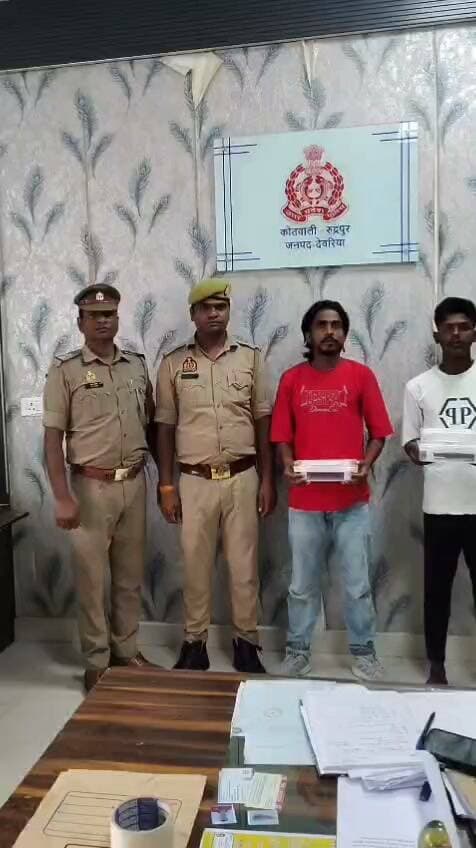 ब्रेकिंग—देवरिया
➡️ रुद्रपुर पुलिस ने झपटमारी करने वाले 2 आरोपियों को दबोचा
➡️ आरोपियों के कब्जे से 2 अवैध तमंचे, 2 जिंदा कारतूस बरामद
➡️ झपटमारी का मंगलसूत्र और लॉकेट भी बरामद
➡️ घटना में प्रयुक्त बजाज पल्सर बाइक और फर्जी नंबर प्लेट बरामद
➡️ 17 अगस्त को ई-रिक्शा सवार महिला से झपट्टा मारकर मंगलसूत्र लूटने का आरोप
➡️ गिरफ्तार आरोपी अजय निषाद और सूरज पासवान, गोरखपुर निवासी
➡️ पुलिस पूछताछ में आरोपियों ने घटना कबूलने की बात कही
➡️ रुद्रपुर के सनकोटिया माता मंदिर के पास से गिरफ्तारी
पुलिस ने आरोपियों के खिलाफ आर्म्स एक्ट समेत धाराओं में बढ़ोतरी कर आगे की कार्रवाई शुरू की।