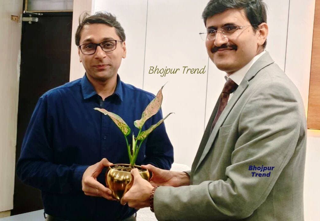 भोजपुर डीएम.तनय सुल्तानिया ने नए डीएम.मनेश कुमार मीणा को प्रभार सौंपा! नए DM.मनेश कुमार मीणा से आप सभी लोग कैसा उम्मीद रखते हैं