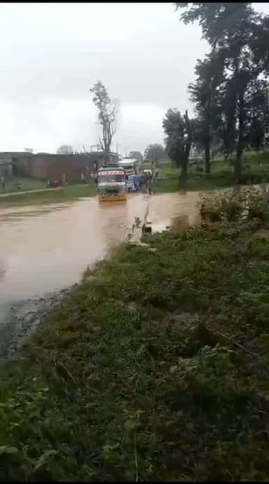 पुल के ऊपर से चल रहा पानी...