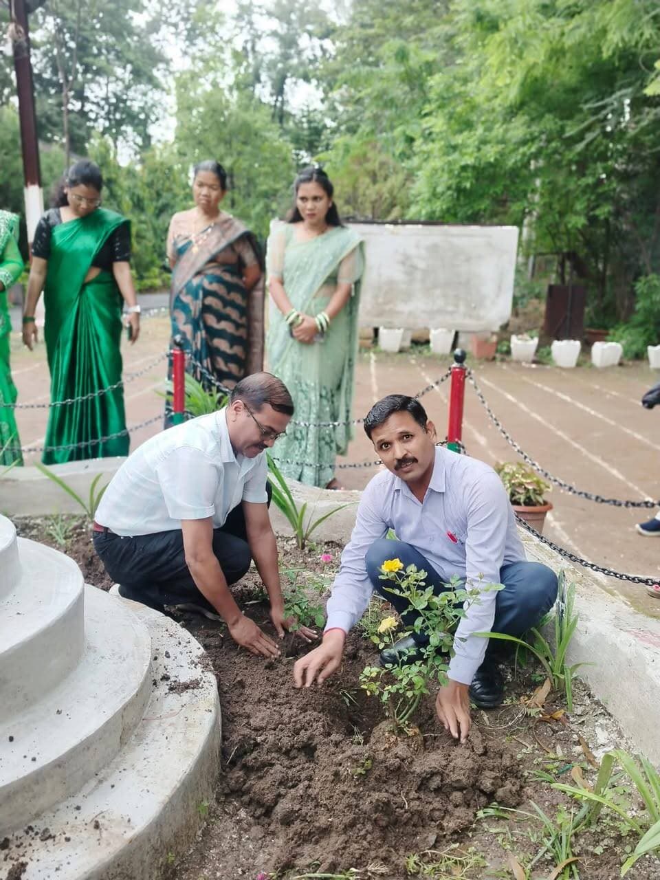 ग्रीन आईटीआई छिंदवाड़ा में मनाया गया ग्रीन महोत्सव
================================================================
शासकीय ग्रीन आईटीआई छिंदवाड़ा में गत दिवस महिला प्रशिक्षण अधिकारियों द्वारा ग्रीन महोत्सव मनाया गया। इस अवसर पर संस्था परिसर में पौधारोपण कार्यक्रम आयोजित किया गया।
कार्यक्रम में संस्था के प्राचार्य श्री शुभम निमजे, उप प्राचार्य श्री सी.बी. उईके, प्रशिक्षण अधीक्षक एवं समस्त महिला प्रशिक्षण अधिकारियों ने सहभागिता करते हुए पौधारोपण किया। इस दौरान पर्यावरण संरक्षण एवं हरियाली को बढ़ावा देने का संदेश दिया गया तथा पौधों की देखभाल और संरक्षण का संकल्प लिया गया।