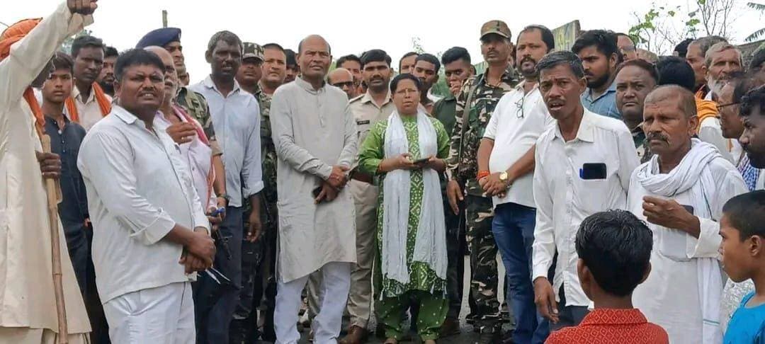 डोमनी नदी पर पुलिया एवं पीसीसी पथ निर्माण की मांग को लेकर विधायक नरेश प्रसाद सिंह ने की पहल
मझिआंव प्रखंड अंतर्गत बोदरा पंचायत के डोमनी नदी पर पुलिया एवं पीसीसी पथ निर्माण की मांग को लेकर ग्रामीणों द्वारा गोपालपुर मोड़ के पास सड़क जाम किए जाने की सूचना मिलते ही विधायक नरेश प्रसाद सिंह मौके पर पहुंचे और ग्रामीणों की समस्याओं को गंभीरता से सुना।
यह मार्ग दो दर्जन से अधिक गांवों के हजारों लोगों के आवागमन का प्रमुख रास्ता है। बरसात के दिनों में सड़क की स्थिति अत्यंत खराब हो जाती है, जिससे मरीजों, विद्यार्थियों, किसानों एवं आम लोगों को भारी परेशानियों का सामना करना पड़ता है।
ग्रामीणों की समस्या को गंभीरता से लेते हुए विधायक नरेश प्रसाद सिंह ने मौके से ही गढ़वा उपायुक्त महोदय से दूरभाष पर वार्तालाप कर पूरे मामले से अवगत कराया।
उपायुक्त महोदय ने आश्वस्त किया कि यदि भूमि आम सर्वसाधारण की है और सर्वे में रास्ते के रूप में दर्ज है, तो वहां रास्ते का निर्माण हर हाल में कराया जाएगा। बरसात समाप्त होने के बाद निर्माण कार्य शुरू कराने का आश्वासन भी दिया गया है।
विधायक नरेश प्रसाद सिंह ने ग्रामीणों को आश्वस्त करते हुए कहा कि डोमनी नदी पर पुलिया एवं पीसीसी पथ निर्माण के लिए हरसंभव प्रयास किया जाएगा। यदि सरकारी स्तर से आवश्यक राशि की स्वीकृति नहीं मिलती है, तो मिशन जन कल्याण के माध्यम से इस कार्य को पूरा कराने का प्रयास किया जाएगा।
उन्होंने कहा कि जनता की सुविधा, क्षेत्र का विकास और बेहतर आवागमन सुनिश्चित करना उनकी सर्वोच्च प्राथमिकता है।
