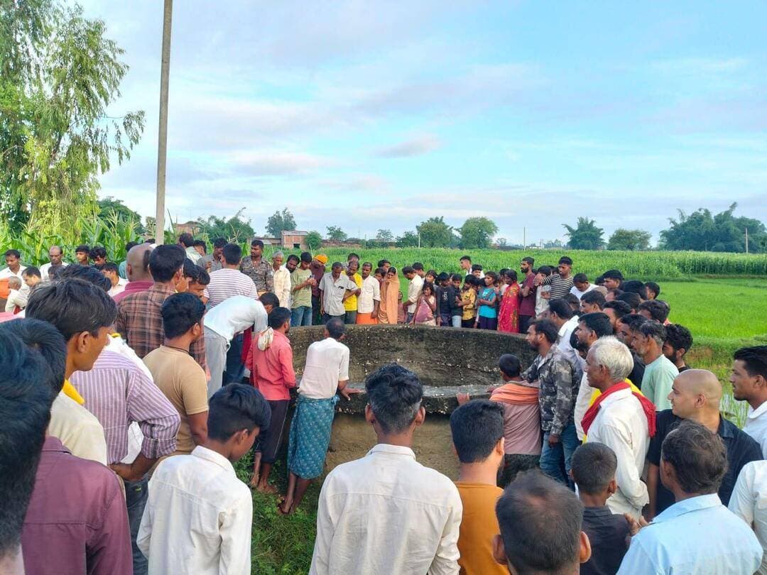 किशोरी का शव कुएं से बरामद
अनुमंडल ब्यूरो राहुल वर्मा की रिपोर्ट
रमना ।थाना क्षेत्र के बहियार खुर्द हाईवे से सटे गांव में बुधवार सुबह से गुम 13 वर्षीय किशोरी उर्मिला कुमारी का शव गुरुवार को घर के पीछे स्थित कुएं से बरामद हुआ। मृतका अशोक यादव की पुत्री थी। शव मिलने की सूचना पर बड़ी संख्या में ग्रामीण घटनास्थल पर जुट गए। युवती के शव मिले के बाद स्वजन बेसुध है| बताया जा रहा है कि बुधवार सुबह से उर्मिला का पता नहीं था।
खोजबीन के बाद भी उसका कोई सुराग नहीं मिला। गुरुवार को घर के पीछे कुएं में उसका शव तैरता मिला। सूचना पर थाना प्रभारी आकाश कुमार व एसआई जयप्रकाश गुप्ता पुलिस बल के साथ मौके पर पहुंचे। ग्रामीणों के सहयोग से शव को कुएं से बाहर निकाला गया। पुलिस ने पंचनामा के बाद शव को पोस्टमार्टम के लिए सदर अस्पताल, गढ़वा भेज दिया। घटनास्थल पर जमा भीड़ दबी जुबान किसी बात को लेकर कहासुनी की चर्चा भी कर रहे थे। हालांकि पुलिस सभी पहलुओं पर जांच कर रही है। थाना प्रभारी आकाश कुमार ने इस संबंध में बताया कि पोस्टमार्टम रिपोर्ट आने के बाद ही किशोरी की मौत के वास्तविक कारणों का पता चल सकेगा। फिलहाल सभी बिंदुओं पर जांच किया जा रहा है।