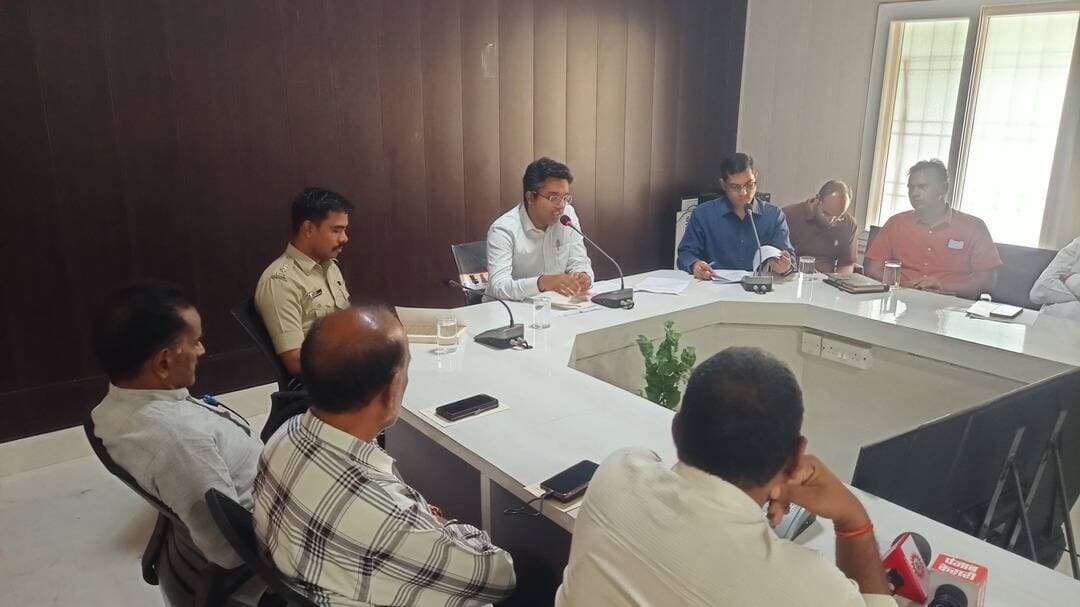 <nis:link nis:type=tag nis:id=नगरीय_निकाय_आम_चुनाव_2026 nis:value=नगरीय_निकाय_आम_चुनाव_2026 nis:enabled=true nis:link/>
<nis:link nis:type=tag nis:id=डीग_में_बिना_अनुमति_ध्वनि_विस्तारक_यंत्रों_और_लाउडस्पीकर_के_उपयोग_पर_रोक nis:value=डीग_में_बिना_अनुमति_ध्वनि_विस्तारक_यंत्रों_और_लाउडस्पीकर_के_उपयोग_पर_रोक nis:enabled=true nis:link/>
<nis:link nis:type=tag nis:id=रात्रि_10_से_प्रात_6_बजे_तक_रहेगा_पूर्ण_प्रतिबंध_जिला_मजिस्ट्रेट_________ nis:value=रात्रि_10_से_प्रात_6_बजे_तक_रहेगा_पूर्ण_प्रतिबंध_जिला_मजिस्ट्रेट_________ nis:enabled=true nis:link/>
<nis:link nis:type=tag nis:id=राजस्थान_कोलाहल_नियंत्रण_अधिनियम nis:value=राजस्थान_कोलाहल_नियंत्रण_अधिनियम nis:enabled=true nis:link/> के तहत जिला मजिस्ट्रेट मयंक मनीष ने जारी की निषेधाज्ञा; नियमों का उल्लंघन करने पर होगी कानूनी कार्रवाई*
<nis:link nis:type=tag nis:id=डीग_____राज्य nis:value=डीग_____राज्य nis:enabled=true nis:link/> निर्वाचन आयोग द्वारा नगरीय निकाय आम चुनाव-2026 की घोषणा के साथ ही आदर्श आचार संहिता की पालना और आमजन की शांति व्यवस्था बनाए रखने के उद्देश्य से जिला मजिस्ट्रेट एवं जिला कलक्टर मयंक मनीष ने राजस्थान कोलाहल नियंत्रण अधिनियम, 1963 की धारा 5 तथा ध्वनि प्रदूषण (विनियमन और नियंत्रण) नियम 2000 व संशोधित नियम 2017 के तहत प्रदत्त शक्तियों का प्रयोग करते हुए डीग जिले की संपूर्ण राजस्व सीमाओं में ध्वनि प्रसारक, विस्तारक यंत्रों एवं लाउडस्पीकर के अनियंत्रित उपयोग पर प्रभावी नियंत्रण हेतु निषेधाज्ञा जारी की है। यह आदेश तत्काल प्रभाव से लागू होकर नगरीय निकाय चुनाव-2026 की मतगणना समाप्ति तक निरंतर प्रभावी रहेगा।
जारी निषेधाज्ञा के अनुसार, नगरीय निकाय क्षेत्रों में किसी भी प्रकार की चुनावी सभा, मंच, भवन, निजी अथवा राजकीय संपत्ति तथा वाहनों पर लगाए गए ध्वनि प्रसारक यंत्रों व लाउडस्पीकर का उपयोग रात्रि 10:00 बजे से प्रातः 06:00 बजे तक पूर्णतः प्रतिबंधित रहेगा। स्वीकृत योग्य समयावधि (प्रातः 06:00 बजे से रात्रि 10:00 बजे तक) में भी इनका उपयोग अत्यधिक तेज आवाज में नहीं किया जा सकेगा। इसके अतिरिक्त, किसी भी सार्वजनिक सभा, जुलूस, रैली या चुनावी मंच पर स्थिर रूप से लाउडस्पीकर लगाने के लिए संबंधित सक्षम प्राधिकारी से पूर्व में लिखित अनुमति प्राप्त करना अनिवार्य होगा।
प्रचार वाहनों पर ध्वनि विस्तारक यंत्र लगाने के संबंध में जिला मजिस्ट्रेट ने स्पष्ट किया है कि वाहनों के माध्यम से प्रचार करने हेतु सक्षम अधिकारी को आवेदन पत्र प्रस्तुत करना होगा, जिसमें वाहन का रजिस्ट्रेशन नंबर, वाहन का प्रकार तथा संबंधित अभ्यर्थी या राजनीतिक दल का नाम स्पष्ट रूप से अंकित होना आवश्यक है। सक्षम अधिकारी द्वारा जारी अनुमति पत्र में भी इन सभी विवरणों का अंकन किया जाएगा। साथ ही, लाउडस्पीकर व प्रचार वाहनों पर होने वाले समस्त व्यय का विधिवत संधारण निर्धारित रजिस्टर में दर्ज कर उसे चुनाव खर्च में प्रदर्शित करना अनिवार्य होगा।