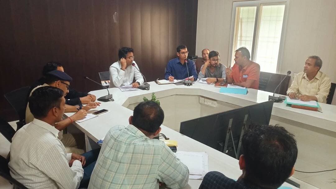<nis:link nis:type=tag nis:id=नगरीय_निकाय_चुनाव_को_लेकर_जिला_मजिस्ट्रेट_ने_जारी_किए_प्रतिबंधात्मक_आदेश_______ nis:value=नगरीय_निकाय_चुनाव_को_लेकर_जिला_मजिस्ट्रेट_ने_जारी_किए_प्रतिबंधात्मक_आदेश_______ nis:enabled=true nis:link/>
<nis:link nis:type=tag nis:id=भारतीय_नागरिक_सुरक्षा_संहिता_2023_की_धारा_163_के_प्रावधान____ nis:value=भारतीय_नागरिक_सुरक्षा_संहिता_2023_की_धारा_163_के_प्रावधान____ nis:enabled=true nis:link/>
<nis:link nis:type=tag nis:id=जिले_की_समस्त_नगरीय_निकाय_सीमा_में_रहेंगे___ nis:value=जिले_की_समस्त_नगरीय_निकाय_सीमा_में_रहेंगे___ nis:enabled=true nis:link/>
<nis:link nis:type=tag nis:id=डीग____राज्य nis:value=डीग____राज्य nis:enabled=true nis:link/> निर्वाचन आयोग, राजस्थान द्वारा नगरीय निकाय आम चुनाव-2026 के कार्यक्रम की घोषणा के साथ ही जिला मजिस्ट्रेट मयंक मनीष ने जिले में कानून एवं शांति व्यवस्था बनाए रखने के लिए प्रतिबंधात्मक आदेश जारी किए हैं। आदेश तत्काल प्रभाव से लागू होकर नगरीय निकाय चुनाव की मतगणना समाप्ति अर्थात 22 सितंबर 2026 तक प्रभावी रहेगा।
जिला मजिस्ट्रेट ने भारतीय नागरिक सुरक्षा संहिता, 2023 की धारा 163 के तहत प्रदत्त शक्तियों का प्रयोग करते हुए जिले की समस्त नगरीय निकाय सीमा में विभिन्न गतिविधियों पर प्रतिबंध लगाए हैं। आदेश का उद्देश्य चुनाव के दौरान अथवा मतगणना के समय एवं उसके बाद संभावित स्थानीय विवाद, तनाव, असामाजिक गतिविधियों तथा साम्प्रदायिक सद्भाव बिगाड़ने वाले प्रयासों को रोकना और लोकशांति बनाए रखना है।
<nis:link nis:type=tag nis:id=हथियारों_के_प्रदर्शन_एवं_धारण_पर_प्रतिबंध______ nis:value=हथियारों_के_प्रदर्शन_एवं_धारण_पर_प्रतिबंध______ nis:enabled=true nis:link/>
आदेश के तहत विस्फोटक, रासायनिक पदार्थ, आग्नेय अस्त्र-शस्त्र तथा धारदार हथियार जैसे राइफल, रिवॉल्वर, पिस्तौल, बंदूक, तलवार, भाला, कृपाण, चाकू, गुप्ती, त्रिशूल, कटार, धारिया, गंडासा, फर्सी आदि के साथ-साथ लाठी, डंडा, पत्थर एवं ईंट जैसे घातक साधनों को लेकर सार्वजनिक स्थानों पर घूमने, प्रदर्शन करने अथवा साथ लेकर चलने पर प्रतिबंध रहेगा।
हालांकि ड्यूटी पर तैनात पुलिस, सशस्त्र बल, अर्द्धसैनिक बल, होमगार्ड एवं चुनाव ड्यूटी में तैनात अधिकारी-कर्मचारी इस आदेश से मुक्त रहेंगे। धार्मिक परंपरा के अनुसार कृपाण रखने वाले सिख समुदाय के व्यक्तियों, शस्त्र अनुज्ञापत्र नवीनीकरण के लिए शस्त्र निरीक्षण अथवा पुलिस थाने में जमा कराने ले जाने वाले व्यक्तियों, दिव्यांग एवं बीमार व्यक्तियों द्वारा सहारे के लिए लाठी/बैसाखी के उपयोग तथा प्रतियोगिता की तैयारी अथवा भाग लेने वाले राष्ट्रीय राइफल एसोसिएशन के सदस्यों को भी निर्धारित शर्तों के अनुसार छूट रहेगी।
जिले से बाहर से आने वाला कोई भी व्यक्ति प्रतिबंधित हथियारों को जिले की सीमा में नहीं ला सकेगा तथा सार्वजनिक स्थानों पर उनका प्रयोग या प्रदर्शन नहीं कर सकेगा।
बिना अनुमति जुलूस, सभा एवं ध्वनि प्रसारण पर रोक-
सक्षम अधिकारी की पूर्व स्वीकृति के बिना किसी सार्वजनिक स्थल पर जुलूस, सभा, धरना, भाषण आदि का आयोजन नहीं किया जा सकेगा तथा ध्वनि प्रसारण यंत्रों का उपयोग भी अनुमति के बिना नहीं किया जा सकेगा। विवाह समारोह एवं शव यात्रा को इस प्रतिबंध से अपवाद रखा गया है।
सांप्रदायिक सद्भावना को ठेस पहुंचाने वाले, उत्तेजनात्मक अथवा भड़काऊ नारे, भाषण एवं उद्बोधन पर पूर्ण प्रतिबंध रहेगा। ऐसे पम्पलेट, पोस्टर अथवा अन्य प्रचार सामग्री को छापने, छपवाने, वितरित करने या इलेक्ट्रॉनिक माध्यम से प्रचारित करने पर भी रोक रहेगी।
सोशल मीडिया पर भड़काऊ एवं दुष्प्रचार सामग्री पर प्रतिबंध-
फेसबुक, एक्स (ट्विटर), व्हाट्सऐप, यूट्यूब सहित इंटरनेट एवं सोशल मीडिया के किसी भी माध्यम से धार्मिक उन्माद, जातिगत द्वेष अथवा दुष्प्रचार फैलाने वाली सामग्री प्रसारित करने पर प्रतिबंध रहेगा।
सार्वजनिक एवं राजकीय संपत्तियों पर किसी के समर्थन या विरोध में नारे लिखने, चित्र बनाने, पोस्टर या होर्डिंग लगाने तथा संपत्ति को विरूपित करने पर भी रोक रहेगी। निजी संपत्ति का चुनाव प्रचार के लिए उपयोग उसके स्वामी की लिखित पूर्व अनुमति के बिना नहीं किया जा सकेगा।
सार्वजनिक स्थानों पर मदिरा सेवन पर रोक-
आदेश के तहत सार्वजनिक स्थानों पर मदिरा का सेवन करने अथवा करवाने तथा इसके लिए किसी को दुष्प्रेरित करने पर प्रतिबंध रहेगा। अधिकृत विक्रेताओं के अतिरिक्त सार्वजनिक स्थलों पर निजी उपयोग के अलावा अन्य प्रयोजन से मदिरा ले जाने पर भी रोक रहेगी। निर्धारित ड्राई डे पर मदिरा का विक्रय पूर्णतः प्रतिबंधित रहेगा।
चुनाव प्रचार के दौरान यातायात बाधित नहीं करने के निर्देश-
चुनाव प्रचार या प्रसारण के लिए वाहनों के माध्यम से यातायात बाधित नहीं किया जा सकेगा। सक्षम अधिकारी की लिखित पूर्व अनुमति के बिना ध्वनि प्रसारण यंत्र लगे वाहनों का उपयोग भी नहीं किया जा सकेगा।
इसके साथ ही किसी भी मंदिर, मस्जिद, गुरुद्वारा, गिरिजाघर अथवा अन्य धार्मिक स्थल का निर्वाचन प्रचार मंच के रूप में उपयोग नहीं किया जा सकेगा। कोई भी व्यक्ति मतदान दिवस पर मतदान केन्द्र से एवं मतगणना दिवस पर मतगणना केन्द्र से दो सौ मीटर की परिधि के अंदर किसी भी तरह के मोबाइल फोन, सैलफोन, वायरलैस का उपयोग नहीं करेगा, न ही लेकर चलेगा। यह प्रतिबंध चुनाव ड्यूटी में लगे पुलिस अधिकारियों / कर्मचारियों पर लागू नहीं होगा। मतदान दिवस पर मतदाताओं को वाहनों से मतदान केन्द्रों तक ले जाने और वहां से वापस लाने पर पूर्णतः रोक रहेगी।
आदेश की अवहेलना करने वाले व्यक्ति के विरुद्ध भारतीय न्याय संहिता, 2023 की धारा 223 तथा अन्य सुसंगत विधिक प्रावधानों के तहत अभियोग चलाया जा सकेगा।