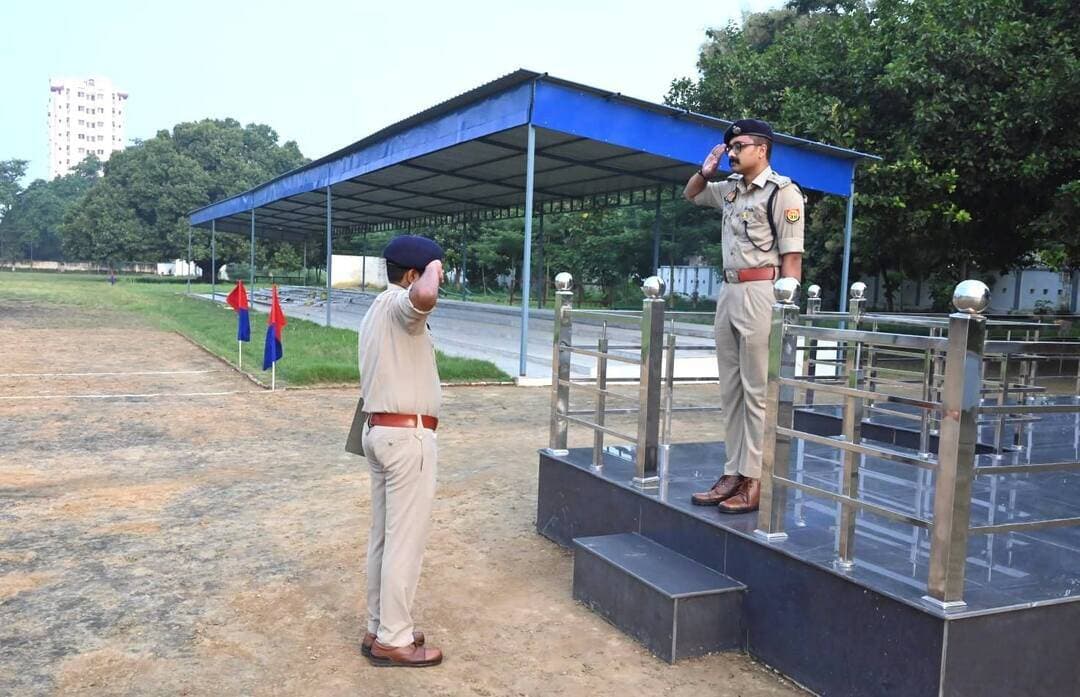 🚨 देवरिया पुलिस की शुक्रवार परेड, एसपी ने लिया सलामी और किया निरीक्षण
देवरिया। पुलिस अधीक्षक श्री अभिजीत आर. शंकर द्वारा पुलिस लाइन देवरिया में आयोजित साप्ताहिक शुक्रवार परेड की सलामी ली गई।
सलामी के उपरांत पुलिस अधीक्षक ने परेड, डायल-112 के वाहनों एवं पुलिस लाइन परिसर का विस्तृत निरीक्षण किया। निरीक्षण के दौरान संबंधित अधिकारियों एवं कर्मचारियों को आवश्यक दिशा-निर्देश दिए गए।
DM Deoria @Deoria Police
#DeoriaPolice #Deoria #PoliceLine #SPDeoria #UPPolice #FridayParade #Dial112