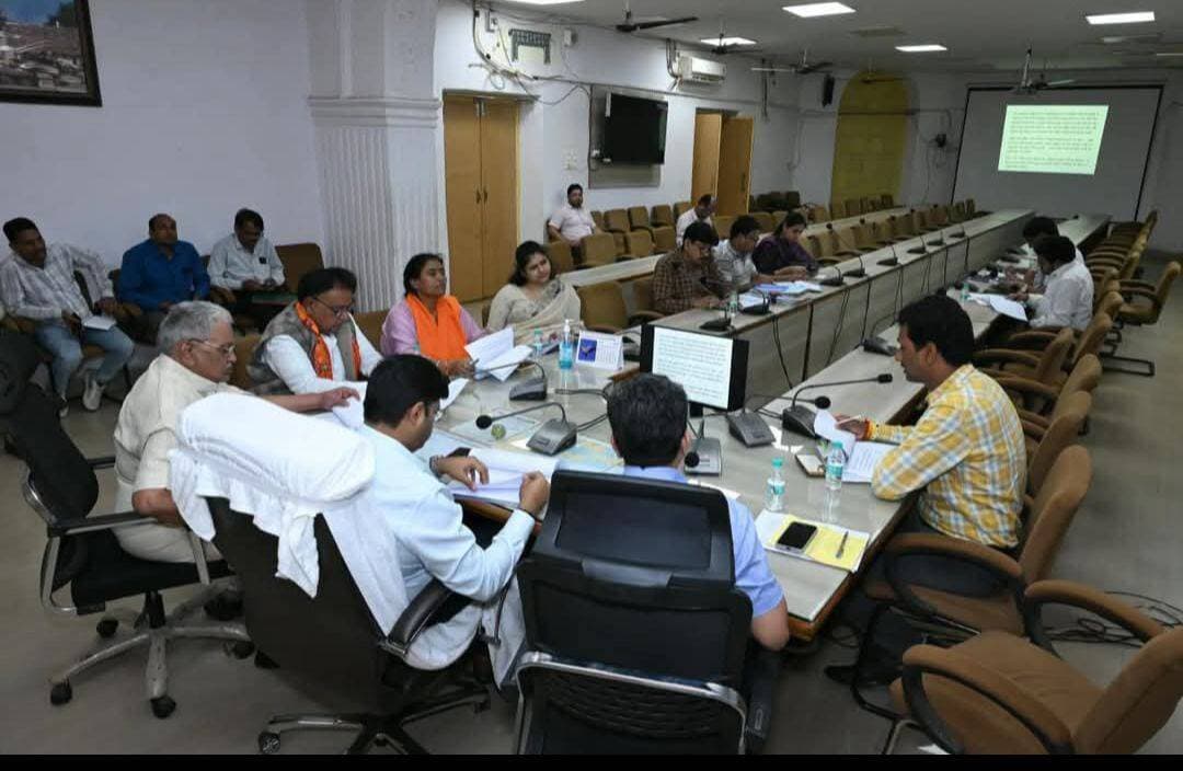 स्कूलों का जीर्णोद्धार और पेयजल रहेगा सर्वोच्च प्राथमिकता, डीएमएफ की राशि से होंगे विकास कार्य
शिवपुरी। जिला खनिज प्रतिष्ठान (डीएमएफ) मद से खनन प्रभावित क्षेत्रों और जिले के दूरस्थ अंचलों में मूलभूत सुविधाओं के विस्तार को प्राथमिकता दी जाएगी। गुरुवार को कलेक्टर एवं जिला मजिस्ट्रेट अर्पित वर्मा की अध्यक्षता में आयोजित जिला खनिज प्रतिष्ठान समिति की बैठक में विकास कार्यों के प्रस्तावों की समीक्षा की गई।
बैठक में स्कूलों के जीर्णोद्धार और पेयजल व्यवस्था को सर्वोच्च प्राथमिकता देने पर जोर दिया गया। कलेक्टर ने कहा कि जनप्रतिनिधि अपने क्षेत्रों की जरूरत और प्राथमिकता के अनुसार विकास कार्यों के प्रस्ताव शामिल कर सकते हैं। उन्होंने अधिकारियों को ऐसे शासकीय स्कूलों की सूची तैयार करने के निर्देश दिए, जहां भवन की मरम्मत, अतिरिक्त कक्ष या अन्य बुनियादी निर्माण की आवश्यकता है।
इसी तरह ग्रामीण क्षेत्रों में पेयजल संकट वाले स्थानों को चिन्हित कर स्थायी जल आपूर्ति के लिए कार्ययोजना तैयार करने के निर्देश दिए गए। बैठक में इन प्रस्तावों पर सर्वसम्मति से निर्णय लिया गया।
जिला खनिज अधिकारी राम सिंह उईके ने बताया कि वर्ष 2026 में डीएमएफ मद में 76.51 लाख रुपए प्राप्त हुए हैं। वर्तमान में मद में 6 करोड़ रुपए से अधिक की राशि उपलब्ध है। इस राशि का उपयोग नियमानुसार खनन प्रभावित क्षेत्रों में शिक्षा, स्वास्थ्य, पेयजल, सड़क और पर्यावरण सुधार से जुड़े कार्यों में किया जाएगा।
बैठक में शिवपुरी विधायक देवेंद्र जैन, करैरा विधायक रमेश प्रसाद खटीक, जिला पंचायत अध्यक्ष नेहा अमित यादव, नगर पालिका अध्यक्ष गायत्री शर्मा, जिला पंचायत सीईओ विजय राज सहित विभिन्न विभागों के अधिकारी मौजूद रहे।