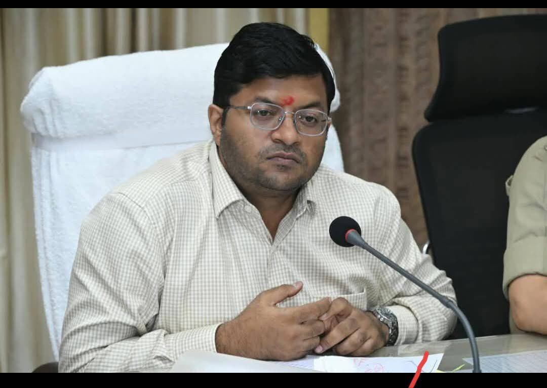 बिना अनुमति बेची शासकीय पट्टे की भूमि, कलेक्टर ने की शासकीय घोषित*
नरवर की एक हेक्टेयर भूमि हुई शासकीय घोषित, बेदखली के आदेश*
शिवपुरी-कलेक्टर न्यायालय शिवपुरी ने नरवर तहसील के ग्राम अमरपुर में शासकीय पट्टे की भूमि को बिना अनुमति बेचने के एक पुराने मामले में बड़ा फैसला सुनाया है। मध्य प्रदेश भू-राजस्व संहिता के नियमों का उल्लंघन पाए जाने पर कलेक्टर एवं जिला मजिस्ट्रेट श्री अर्पित वर्मा ने 1 हेक्टेयर भूमि को वापस मध्यप्रदेश शासन के नाम दर्ज करने और वर्तमान कब्जाधारियों को वहां से हटाने के निर्देश जारी किए हैं।
ग्राम अमरपुर में स्थित सर्वे क्रमांक 448/1 (रकबा 0.50 हेक्टेयर) और 462/5 (रकबा 0.50 हेक्टेयर), कुल 1.00 हेक्टेयर भूमि वर्ष 1983-84 में गोकलिया नामक व्यक्ति को शासन द्वारा पट्टे पर दी गई थी। वर्ष 2006 में गोकलिया ने इस शासकीय पट्टे की भूमि को साबो बाई को बेच दिया था। पट्टाधारक के परिवार में लच्छो बाई व अन्य ने इस बिक्री को यह कहते हुए चुनौती दी थी कि शासकीय पट्टे की भूमि को बिना कलेक्टर की अनुमति के नहीं बेचा जा सकता। संभाग आयुक्त ग्वालियर के आदेश के बाद यह मामला पुनः कलेक्टर न्यायालय शिवपुरी में सुनवाई के लिए आया।
*कलेक्टर न्यायालय का निर्णय*
मामले की सुनवाई करते हुए कलेक्टर एवं जिला मजिस्ट्रेट श्री अर्पित वर्मा ने पाया कि भू-राजस्व संहिता की धाराओं के तहत शासकीय पट्टे की भूमि बेचने से पहले कलेक्टर की लिखित अनुमति लेना अनिवार्य है। इस मामले में ऐसी कोई अनुमति नहीं ली गई थी।
*तहसीलदार को दिए सख्त निर्देश*
जिला मजिस्ट्रेट वर्मा ने अपने अंतिम आदेश में तहसीलदार नरवर को आवश्यक कार्यवाहियां करने के निर्देश दिए हैं। जिसमें ग्राम अमरपुर स्थित 1.00 हेक्टेयर जमीन (सर्वे नंबर 448/1 एवं 462/5) को तुरंत मध्य प्रदेश शासन के नाम से राजस्व अभिलेख में दर्ज करना सुनिश्चित करें। प्रश्नाधीन भूमि पर से संबंधित कब्जाधारियों को बेदखल करने हेतु मध्यप्रदेश भू-राजस्व 1959 के प्रावधानों के तहत कार्यवाही करने एवं प्रश्नाधीन भूमि को शासन के पक्ष में सुरक्षित करने के निर्देश दिए हैं