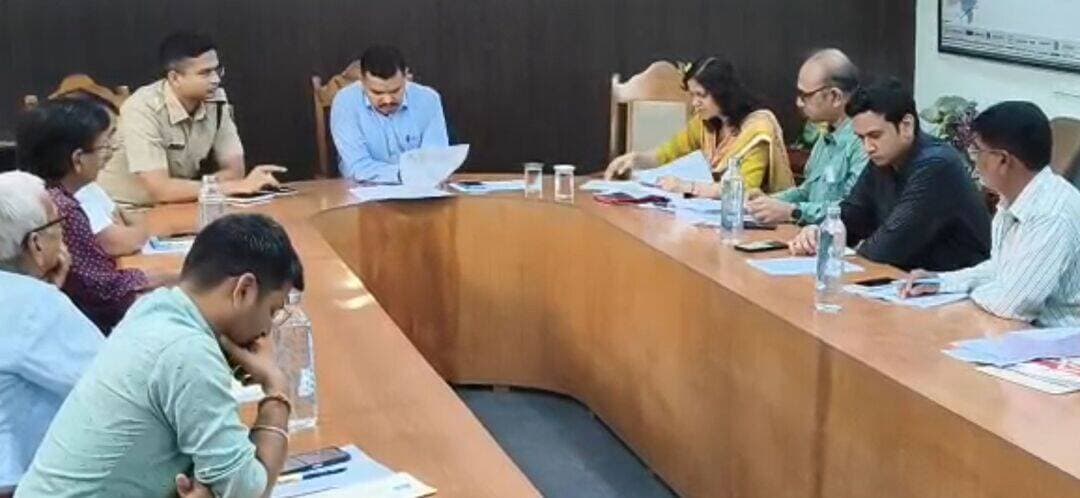 Churu नगर निकाय चुनाव के मद्देनजर भारतीय नागरिक सुरक्षा संहिता धारा 163 के अधीन प्रतिबंध आदेश जारी
चूरू जिला कलक्टर व जिला मजिस्ट्रेट अभिषेक सुराणा ने आदेश जारी कर भारतीय नागरिक सुरक्षा संहिता की धारा 163 के अन्तर्गत प्रदत्त शक्तियों के अनुसरण में चूरू जिले के नगरीय निकाय शहरी क्षेत्रों (ग्रामीण क्षेत्र की सीमा से बाहर क्षेत्र) की राजस्व सीमा में प्रतिबंध लगाए हैं।
जारी आदेशानुसार राज्य निर्वाचन आयोग, राजस्थान द्वारा घोषित कार्यक्रम के अनुसार चूरू जिले के नगरीय निकाय आम चुनाव, 2026 को स्वतंत्र, शान्तिपूर्ण, निष्पक्ष एवं सुव्यवस्थित तरीके से सम्पन्न कराए जाने के लिए चुनाव के पूर्व चुनाव सभाओं में चुनाव संबंधी प्रचार-प्रसार, चुनाव के दिन, मतगणना के दिन व मतगणना के बाद मतगणना के परिणामों के कारण स्थानीय विवाद आदि से तनाव उत्पन्न होने की एवं असामाजिक व साम्प्रदायिक भावना भड़काने वाले तत्व द्वारा अवांछनीय गतिविधियों से सामान्य जनजीवन व लोकशान्ति के विक्षुब्ध होने की आशंका को देखते हुए तथा चूरू जिले के नगरीय निकाय शहरी क्षेत्र (ग्रामीण सीमा से बाहर क्षेत्र) एवं सभी वर्गों के मतदाता बिना किसी आंतक एवं भय के अपने संवैधानिक मताधिकार का प्रयोग कर सकने के लिए असामाजिक, अवांछित एवं बाधक तत्वों की गतिविधियों को नियंत्रित करने, कानून व्यवस्था एवं लोक शान्ति बनाये रखने हेतु प्रतिबंधात्मक उपाय किया जाने के लिए यह प्रतिबंंध लगाए गए हैं।
प्रतिबंधों के अनुसार कोई भी व्यक्ति, व्यक्तिगत रूप से अथवा सामूहिक रूप से अपने साथ सार्वजनिक स्थान पर किसी भी प्रकार के आग्नेय अस्त्र-शस्त्र जैसे रिवाल्वर, पिस्टल, राईफल, बन्दूक आदि व अन्य किसी भी प्रकार के धारदार हथियार एवं अस्त्र-शस्त्र यथा गंडासा, फर्सी, कृपाण, बर्छी, चाकू, गुप्ती, त्रिशूल, संगीन पंजा आदि तथा सभी प्रकार के कुन्द हथियार लाठी, डण्डा, पत्थर व ईंट आदि को न तो साथ रखेगा न ही उसका प्रदर्शन करेगा। यह आदेश केन्द्रीय सुरक्षा बलों, सीमा सुरक्षा बल, राजस्थान सशस्त्र पुलिस, सिविल होमगार्ड एवं उन राज्य एवं केन्द्र कर्मचारियों पर जो कानून एवं व्यवस्था के सम्बन्ध में अपने पास हथियार रखने हेतु अधिकृत किये गये हैं, पर लागू नहीं होगा। वह व्यक्ति जो विकलांग, अंधे, अपाहिज एवं अतिवृद्ध हैं, लाठी का सहारा ले सकेंगे। सिख समुदाय के लोगों को धार्मिक परम्पराओं के अनुसार कृपाण धारण करने की छूट होगी। यह आदेश आदेशानुसार शस्त्र अनुज्ञा पत्रों को नवीनीकरण, शस्त्र निरीक्षण करवाये जाने अथवा शस्त्र को पुलिस थाना/आर्म्स डीलर के यहां जमा कराये जाने हेतु ले जाने वाले व्यक्तियों पर लागू नहीं होगा।
इसी क्रम में किसी भी व्यक्ति, समुदाय, राजनैतिक पार्टी आदि के द्वारा सम्बन्धित रिटर्निंग ऑफिसर के समक्ष प्रार्थना पत्र प्रस्तुत किये जाने पर वैध अनुमति प्राप्त किए बिना किसी भी रैली, जुलूस, आमसभा, नुक्कड़ नाटक आदि का आयोजन नहीं किया जाएगा, परन्तु यह प्रतिबन्ध धार्मिक प्रवृत्ति के आयोजनों, विवाह समारोह, शवयात्रा पर लागू नहीं होगा। इसके साथ ही इस प्रकार की प्रत्येक सभा, जुलूस एवं सार्वजनिक, मीटिंग की अनुमति आदर्श आचरण संहिता एवं निर्वाचन आयोग के निर्देशों की पालना के अन्तर्गत होगी, जिसका स्पष्ट उल्लेख अनुमति देने वाले अधिकारी द्वारा किया जाएगा। लोक शांति विक्षुब्ध न हो, को ध्यान में रखते हुए ध्वनि विस्तारक यंत्रों का प्रयोग सम्बधित उपखण्ड मजिस्ट्रेट की अनुमति के बिना नहीं किया जाएगा तथा सर्वोच्च न्यायालय द्वारा दिये गये निर्णयानुसार दिए गए मेगाहर्ट्ज तक ही उपयोग किया जा सकेगा। कोई भी व्यक्ति किसी सम्प्रदाय / समुदाय विशेष को ठेस पंहुचाने वाले पोस्टर, पम्पलेट या अन्य कोई सामग्री का प्रकाशन नहीं करेगा। इस प्रकार के सम्प्रेषण समाचार पत्रों के माध्यम से दूरभाष सन्देश, एसएमएस, ई-मेल, सोशल नेटवर्किंग वेबसाईट, मीडिया ऐप्स के माध्यम से किए गए भी प्रतिबंधित होंगे। कोई भी व्यक्ति कहीं पर भी किसी समुदाय / सम्प्रदाय विशेष की भावनाओं को ठेस पहुँचाने वाले नारे नहीं लगायेगा, न ही अफवाह फैलायेगा। इस आदेश की अवहेलना किए जाने पर नियमानुसार दण्डात्मक कार्यवाही की जावेगी।
इसी प्रकार मंदिर, मस्जिदों, गिरिजाघरों, गुरुद्वारों व अन्य पूजा स्थलों को निर्वाचन प्रचार मंच के रूप में प्रयोग नहीं करेंगे। कोई भी व्यक्ति इस दौरान साम्प्रदायिक सद्भावना को ठेस पहुंचाने वाले, उत्तेजनात्मक व धार्मिक भावना भड़काने वाले नारे नहीं लगाएगा, न ही भाषण, उद्बोधन देगा एवं न ही किसी भी स्थान पर ऐसे नारे लिखे जाएंगे। कोई भी व्यक्ति किसी भी सार्वजनिक स्थान पर मदिरा का सेवन नहीं करेगा, न ही अन्य किसी व्यक्ति को सेवन करवाएगा अथवा न ही मदिरापान हेतु दुष्प्रेरित करेगा। अधिकृत विक्रेताओं को छोड़कर कोई भी व्यक्ति निजी उपयोग को छोड़कर किसी अन्य उपयोग हेतु सार्वजनिक स्थलों में से मदिरा का किसी प्रकार का आवागमन / परिवहन नहीं करेगा। सूखा दिवस पर मदिरा विक्रय पूर्णतः प्रतिबंधित रहेगा। कोई भी व्यक्ति इस दौरान किसी भी प्रकार की घातक रासायनिक पदार्थ, विस्फोटक पदार्थ एवं घातक तरल पदार्थ लेकर विचरण नहीं करेगा।
इसी क्रम में चुनाव प्रचार-प्रसार हेतु वाहनों व कट-आऊटों, होर्डिंग्स, पोस्टर एंव बैनरों का उपयोग का राज्य निर्वाचन राज्य निर्वाचन आयोग की अधिसूचना में दिये गये निर्देशानुसार किया जाएगा। मतदान दिवस के दिन मतदान केन्द्र एवं मतगणना दिवस पर मतगणना केन्द्र से दौ सौ मीटर की दूरी की परिधि के अन्दर किसी भी प्रकार के मोबाईल फोन, सैलफोन, वायरलैस का उपयोग नहीं करेगा और ना ही लेकर चलेगा। यह प्रतिबंध चुनाव ड्यूटी में लगे पुलिस अधिकारियों व अन्य कर्मचारी / अधिकारियो पर लागू नहीं होगा।
यह आदेश आपात की दशाओं एवं परिस्थितियों के कारण प्रत्येक व्यक्ति पर तामील सम्यक समय से करने की सम्भावना नहीं होने के कारण एक पक्षीय पारित किया गया है तथा इस आदेश का व्यापक प्रचार-प्रसार समाचार पत्रों के माध्यम से एवं सभी शहरी स्तरीय कर्मचारियों के माध्यम से कराने के निर्देश दिए गए हैं। इस आदेश की अवहेलना धारा 223 भारतीय न्याय संहिता के तहत दण्डनीय अपराध होगा। जिले के सम्बन्धित कार्यपालक मजिस्ट्रेट एवं पुलिस अधिकारियों को आदेशों की अक्षरशः पालना सुनिश्चित कराने के निर्देश दिए गए हैं। यह आदेश 19 अगस्त, 2026 की मध्य रात्रि से लागू होकर चुनाव प्रक्रिया समाप्ति तक प्रभावी रहेगा।