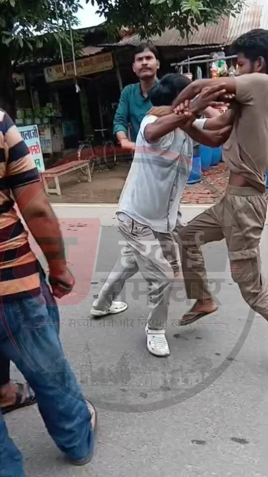 ई-रिक्शे की टक्कर से गोलगप्पों का पानी फैला, विवाद के बाद मारपीट
पुलिस ने दोनों पक्षों को हिरासत में लेकर शुरू की पूछताछ
मल्लावां। कस्बे में मामूली टक्कर के बाद गोलगप्पों का पानी फैलने को लेकर विवाद हो गया। देखते ही देखते दोनों पक्ष आमने-सामने आ गए और सड़क पर जमकर मारपीट हुई। सूचना पर पहुंची पुलिस ने दोनों पक्षों के लोगों को हिरासत में लेकर पूछताछ शुरू कर दी है।
जानकारी के अनुसार, राघौपुर रोड स्थित धर्मशाला के मेन गेट के सामने एक चाट-बतासे का दुकानदार ठेला लेकर जा रहा था। इसी दौरान सामने से आ रहे ई-रिक्शे की ठेले से मामूली टक्कर हो गई। टक्कर लगने से गोलगप्पों का पानी सड़क पर फैल गया। इसी बात को लेकर दुकानदार और ई-रिक्शा चालक के बीच कहासुनी शुरू हो गई।
आरोप है कि कहासुनी बढ़ने पर ई-रिक्शा चालक नीचे उतर आया और दुकानदार का गिरेबान पकड़ लिया। इसके बाद दोनों पक्षों के लोग मौके पर पहुंच गए और देखते ही देखते विवाद मारपीट में बदल गया। सड़क पर हुई मारपीट से मौके पर अफरा-तफरी मच गई और लोगों की भीड़ जमा हो गई।
सूचना मिलने पर पुलिस मौके पर पहुंची और दोनों पक्षों को हिरासत में लेकर पूछताछ शुरू की। पुलिस का कहना है कि मामले की जांच की जा रही है। जांच में सामने आए तथ्यों के आधार पर आगे की कार्रवाई की जाएगी।
