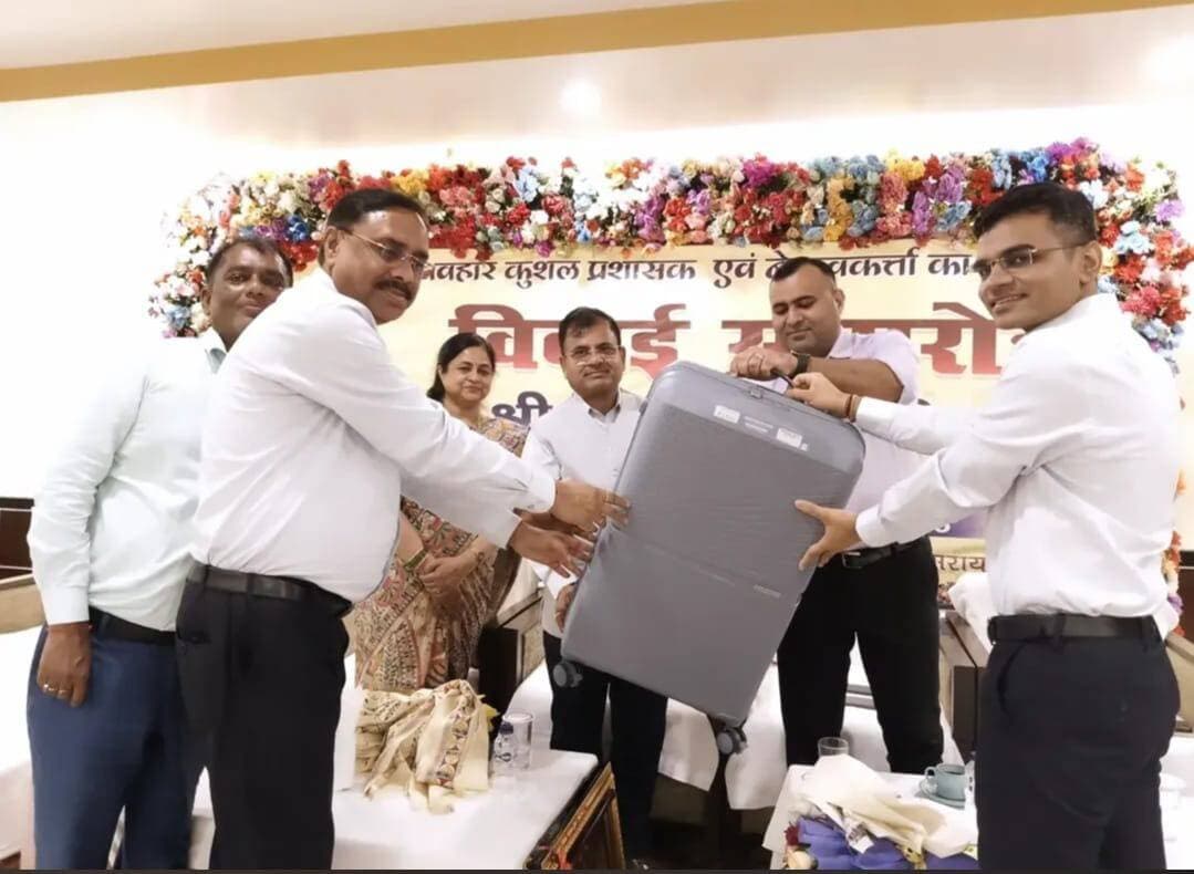 जिला पदाधिकारी, बेगूसराय श्री श्रीकांत शास्त्री के स्थानांतरण उपरांत जिला प्रशासन की ओर से विदाई-सह-सम्मान समारोह का आयोजन किया गया।
संवाददाता मुकेश कुमार बेगूसराय
समारोह में जिले के वरीय पदाधिकारियों, विभिन्न विभागों के अधिकारियों एवं कर्मियों ने श्री शास्त्री के कार्यकाल को स्मरण करते हुए उनके प्रति सम्मान एवं शुभकामनाएँ व्यक्त कीं।
इस अवसर पर पदाधिकारियों एवं कर्मियों ने कहा कि श्री श्रीकांत शास्त्री के नेतृत्व में बेगूसराय जिले में प्रशासनिक कार्यों को गति मिली तथा जनहित से जुड़े कार्यों के निष्पादन में विशेष प्राथमिकता दी गई। उनके कार्यकाल के दौरान विभिन्न विकासात्मक एवं जनकल्याणकारी योजनाओं के प्रभावी क्रियान्वयन, जनसमस्याओं के त्वरित समाधान तथा प्रशासन और आमजन के बीच बेहतर समन्वय स्थापित करने की दिशा में उल्लेखनीय कार्य किए गए।
समारोह के दौरान अधिकारियों एवं कर्मियों ने श्री शास्त्री को पुष्पगुच्छ एवं स्मृति-चिह्न भेंट कर सम्मानित किया तथा उनके उज्ज्वल भविष्य की कामना की। श्री शास्त्री ने भी अपने कार्यकाल के दौरान मिले सहयोग के लिए सभी पदाधिकारियों एवं कर्मियों के प्रति आभार व्यक्त किया।