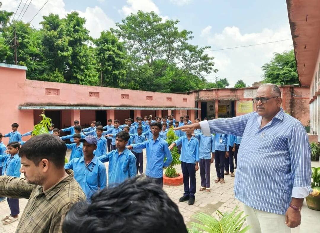 बरौनी (बेगूसराय): प्रखंड क्षेत्र के पिपरा देवस स्थित उच्च माध्यमिक विद्यालय के प्रांगण में बृहस्पतिवार (20 अगस्त 2026) को नशा मुक्ति अभियान के तहत एक विशेष जागरूकता कार्यक्रम का आयोजन किया गया
संवाददाता मुकेश कुमार बीहट
बरौनी प्रखंड के पिपरा देवस हाई स्कूल के प्रांगण में नशा मुक्ति अभियान आयोजित भारत सरकार के '10 करोड़ नशा मुक्ति अभियान' के अंतर्गत प्रजापिता ब्रह्माकुमारी ईश्वरीय विश्व विद्यालय, शाखा बरौनी के तत्वावधान में आयोजित इस कार्यक्रम में विद्यालय परिवार के सभी सदस्यों एवं छात्र-छात्राओं ने बढ़-चढ़कर हिस्सा लिया।
कार्यक्रम में उपस्थित मुख्य वक्ताओं एवं अतिथियों ने अपने विचारों से सभी को प्रेरित किया:
डॉ. शंभू पोद्दार (ब्रह्माकुमारी भाई): उन्होंने नशा मुक्त जीवन के अनगिनत फायदों पर विस्तार से प्रकाश डाला और जीवन में नैतिक मूल्यों तथा 'शिव चर्चा' के महत्व को समझाया।बी. के. अनिल भाई: उन्होंने 'मन के सशक्तिकरण' विषय पर अपना वक्तव्यरखते हुए बताया कि कैसे मजबूत इच्छाशक्ति और मानसिक संतुलन से किसी भी प्रकार की बुरी लत से छुटकारा पाया जा सकता है।
बी. के. साधना बहनः उनके नेतृत्व में विद्यालय परिसर में मौजूद सभी शिक्षकों, कर्मचारियों और विद्यार्थियों को जीवनभर नशा से दूर रहने की भावपूर्ण प्रतिज्ञा दिलाई गई।बी. के. बबीता बहनः उन्होंने उपस्थित सभी लोगों को राजयोग मेडिटेशन का अभ्यास कराया, जिससे परिसर में आध्यात्मिक शांति और ऊर्जा का माहौल बन गया।कार्यक्रम के समापन सत्र में विद्यालय के प्रधानाध्यापक अनिल कुमार चौधरी ने नशे से शारीरिक, मानसिक और आर्थिक स्तर पर होने वाले नुकसान की चर्चा की। उन्होंने कहा कि ऐसे कार्यक्रम समाज को सही दिशा देने में मील का पत्थर साबित होते हैं। अंत में प्रधानाध्यापक ने ब्रह्माकुमारी संस्थान से आए सभी प्रतिनिधियोंके प्रति आभार व्यक्त करते हुए धन्यवाद ज्ञापन किया और कार्यक्रम का सफलतापूर्वक समापन हुआ