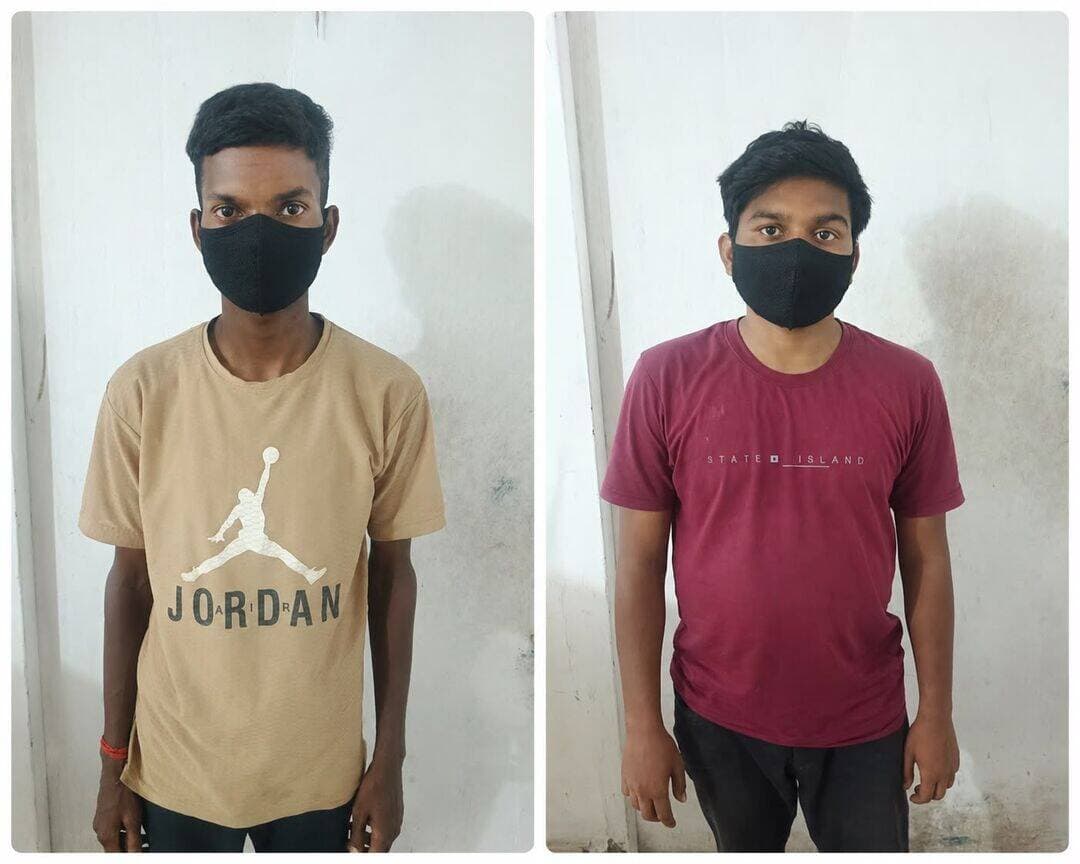 रास्ता रोककर मारपीट और चाकू से हमला करने के मामले में दो आरोपित गिरफ्तार
*थाना सेक्टर-31 पुलिस की कार्रवाई, बाइक हटाने को लेकर हुआ था विवाद; बीच-बचाव करने आए युवक के पेट पर नुकीली धारदार वस्तु से किया हमला*
फरीदाबाद, 20 अगस्त। थाना सेक्टर-31 पुलिस ने रास्ता रोककर मारपीट करने तथा बीच-बचाव करने आए युवक को पेट में चाकू मारकर घायल करने के मामले में दो आरोपितों को गिरफ्तार किया है। गिरफ्तार आरोपितों की पहचान आशुतोष कुमार और ब्रजेश, निवासी राजीव नगर, फरीदाबाद के रूप में हुई है। ब्रजेश को जेल भेज दिया गया है वहीं आशुतोष को 1 दिन के पुलिस रिमांड पर लिया गया है।
पुलिस प्रवक्ता अनुसार राजीव नगर, सेक्टर-31 निवासी राहुल ने पुलिस को दी शिकायत में बताया कि 15/16 अगस्त की रात वह ड्यूटी से अपने घर वापस लौट रहा था। इसी दौरान आशुतोष नामक युवक की बाइक रास्ते में खड़ी थी। बाइक हटाने को लेकर राहुल और आशुतोष के बीच कहासुनी हो गई। उस समय राहुल अपने घर चला गया।
शिकायत के अनुसार, कुछ समय बाद राहुल अपने दोस्त संदीप और भांजे साहिल के साथ किसी काम से गली से जा रहा था तो आशुतोष ने अपने साथियों के साथ उनका रास्ता रोक लिया और उनके साथ मारपीट शुरू कर दी। शोर सुनकर राहुल का भाई अनिल मौके पर पहुंचा और बीच-बचाव करने लगा। इसी दौरान आशुतोष ने अपने अन्य साथियों विक्की उर्फ चौटाला और ब्रजेश को भी मौके पर बुला लिया। इसके बाद सभी आरोपितों ने राहुल व उसके साथ मौजूद लोगों के साथ मारपीट की। बीच-बचाव कर रहे राहुल के भाई अनिल पर आशुतोष ने हाथ में ली हुई नुकीली धारदार वस्तु से पेट पर हमला कर दिया, जिससे वह घायल हो गया।
शिकायत के आधार पर थाना सेक्टर-31 में संबंधित धाराओं के तहत मामला दर्ज किया गया। जांच के दौरान थाना सेक्टर-31 की पुलिस टीम ने कार्रवाई करते हुए 19 अगस्त को आशुतोष कुमार और ब्रजेश को गिरफ्तार कर लिया। प्रारंभिक जांच में सामने आया कि मोटरसाइकिल को रास्ते से हटाने को लेकर कहासुनी हुई थी, उसके बाद आरोपित आशुतोष अपने घर जाकर अन्य साथियों के साथ मौके पर आकर झगड़ा करने लगा और बीच बचाव करने आए अनिल को पेट में चाकू मार दिया। मामले में हत्या के प्रयास की धारा जोड़ी गई है। चाकू बरामद करने के लिए आशुतोष को एक दिन के पुलिस रिमांड पर लिया गया है