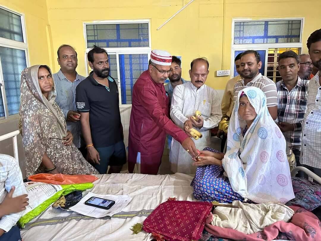 Gormi पूर्व मंत्री ओपीएस भदौरिया के जन्मदिन पर भाजपा कार्यकर्ताओं ने किया फल वितरण ।