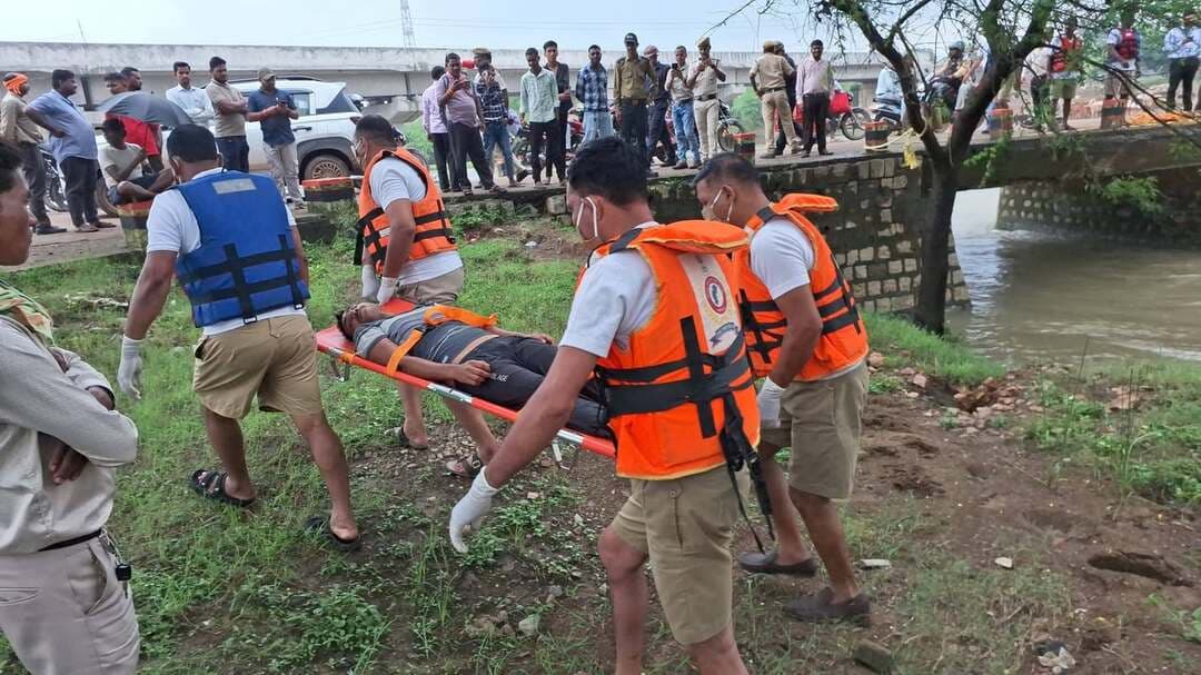 बाढ़ आपदा से बचाव एवं राहत कार्यों की तैयारियों के लिए ग्राम शिवरीनारायण, रिंगनी (कुकदा) में मॉकड्रिल
CMO Chhattisgarh DPR Chhattisgarh