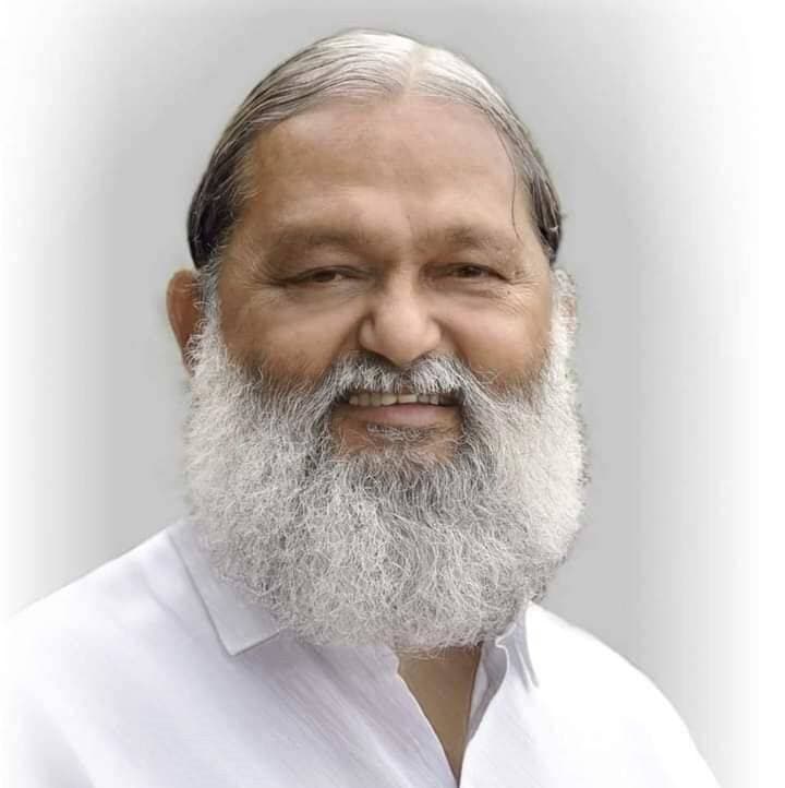 Ambala Media:"
अम्बाला छावनी को बड़ी स्वास्थ्य सौगात, 100 बेड के ESIC अस्पताल के लिए ₹13 करोड़ मंजूर
अम्बाला, 20 अगस्त। हरियाणा के श्रम मंत्री अनिल विज की पहल से अम्बाला छावनी में बनने वाले 100 बिस्तरों के अत्याधुनिक ESIC अस्पताल की परियोजना ने रफ्तार पकड़ ली है। केंद्र सरकार ने अस्पताल के लिए सेक्टर-33 में 5.18 एकड़ भूमि खरीदने हेतु करीब ₹13 करोड़ की राशि मंजूर कर दी है।
मंत्री अनिल विज ने बताया कि राज्य सरकार की ओर से अस्पताल स्थापित करने का प्रस्ताव केंद्र सरकार को भेजा गया था, जिसे मंजूरी मिल गई है। अस्पताल बनने के बाद अम्बाला सहित आसपास के क्षेत्रों के करीब 70 हजार बीमाकृत श्रमिकों और उनके परिवारों को बेहतर स्वास्थ्य सुविधाएं मिलने की उम्मीद है।
साहा औद्योगिक क्षेत्र के श्रमिकों को भी मिलेगा लाभ
सेक्टर-33 के पास स्थित साहा औद्योगिक क्षेत्र में बड़ी संख्या में औद्योगिक श्रमिक कार्यरत हैं। ऐसे में इस अस्पताल का लाभ अम्बाला छावनी के साथ-साथ साहा और आसपास के जिलों में रहने वाले बीमित कामगारों और उनके आश्रितों को भी मिलेगा।
विज ने कहा कि वह इस परियोजना को आगे बढ़ाने के लिए लंबे समय से केंद्र सरकार और संबंधित विभागों के साथ लगातार समन्वय कर रहे थे।
आधुनिक जांच और उपचार सुविधाएं
प्रस्तावित ESIC अस्पताल में आधुनिक चिकित्सा सुविधाएं उपलब्ध कराने की योजना है। इनमें एक्स-रे, अल्ट्रासाउंड, MRI, ECG, CBC, LFT, KFT, लिपिड प्रोफाइल, ब्लड शुगर और यूरिन टेस्ट जैसी जांच सुविधाएं शामिल होंगी।
इसके अलावा मेडिसिन, सर्जरी, प्रसूति एवं स्त्री रोग, बाल रोग, हड्डी रोग, ENT, नेत्र रोग, त्वचा रोग, मनोरोग और आपातकालीन चिकित्सा जैसी सेवाएं भी उपलब्ध कराई जाएंगी।
अस्पताल में 24 घंटे आपातकालीन एवं ट्रॉमा केयर, आधुनिक ICU, OPD, IPD और डे-केयर सेवाओं की सुविधा भी प्रस्तावित है।
अम्बाला मीडिया | खबरें ही खबरें
कुलजीत सेठी
