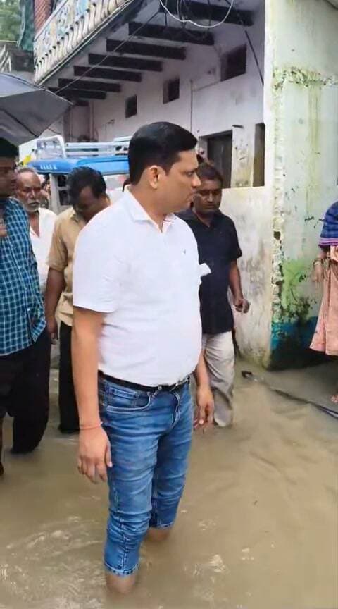बिरसिंहपुर में जलभराव, तहसीलदार ने किया निरीक्षण
बिरसिंहपुर नगर के कई वार्डों में घरों में पानी भर गया। तहसीलदार डॉ. शैलेन्द्र शर्मा ने मौके का निरीक्षण कर राजस्व अमले को राहत राशि के लिए सर्वे के निर्देश दिए। नगर पंचायत को अति प्रभावित घरों में राशन और पीने के पानी की व्यवस्था करने को कहा गया।