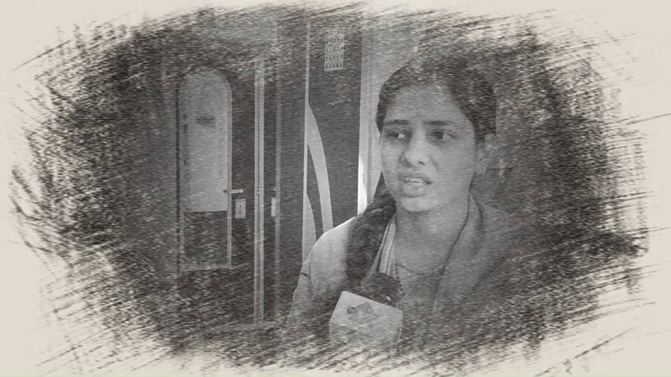 उदयपुर जिले के पुनावली गांव में बुजुर्ग दंपति की हत्या के बाद खौफ का माहौल है। दोपहर के समय भी गांव की गलियों में सन्नाटा दिखाई दे रहा है। घर के अंदर की तस्वीरें उस दर्दनाक घटना की भयावहता को बयां कर रही हैं।
आप पुरी स्टोरी को देखने के लिए डेली राजस्थान के युटूब चैनल का सबस्क्राईब करें-
#vardat #crime #sayra #raj_police #gogunda #punawali #sanduk