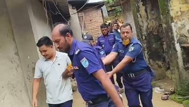 পুলিশ ধরে নিয়ে যাওয়ার সময় মায়ের জন্য ছেলের গান, বাংলাদেশের যুবকের কীর্তি ভাইরাল
