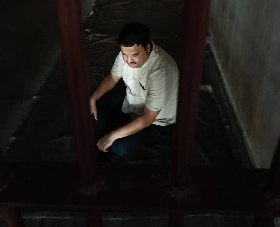 रंगदारी और धमकियों के उस्ताद हिस्ट्रीशीटर मुजीब को पुलिस ने दबोचा, 35 साल का आपराधिक सफर पहुंचा अंजाम तक
सीतापुर : जनपद में अपराधियों के खिलाफ चलाए जा रहे सख्त अभियानों के क्रम में सीतापुर पुलिस को एक बड़ी सफलता हाथ लगी। थाना कोतवाली देहात पुलिस ने रंगदारी वसूलने और डराने-धमकाने वाले शातिर हिस्ट्रीशीटर अपराधी मुजीब अहमद को गिरफ्तार कर सलाखों के पीछे भेज दिया।
पुलिस अधीक्षक अंकुर अग्रवाल के निर्देशानुसार, अपर पुलिस अधीक्षक उत्तरी आलोक कुमार के पर्यवेक्षण और क्षेत्राधिकारी सदर नेहा त्रिपाठी के नेतृत्व में यह कार्रवाई की गई। पुलिस टीम ने थाना कोतवाली देहात पर पंजीकृत मु0अ0सं0 196/26 (धारा 191(2)/191(3)/308(2)/351(3) बीएनएस) से संबंधित आरोपी मुजीब अहमद (पुत्र इकबाल अहमद, निवासी- बट्सगंज, सीतापुर) को धारा 170/126/135 बीएनएसएस के तहत गिरफ्तार किया।
अपराधों का लंबा रहा है इतिहास
पकड़ा गया अभियुक्त थाना कोतवाली नगर का हिस्ट्रीशीटर (एचएस नं0 A 4465) है। मुजीब का आपराधिक इतिहास साल 1991 से शुरू होता है और उसके खिलाफ हत्या, रंगदारी, गैंगस्टर एक्ट, लूट और मारपीट जैसे करीब 25 गंभीर मुकदमे सीतापुर से लेकर लखनऊ तक दर्ज हैं। पुलिस ने विधिक प्रक्रिया पूरी करते हुए आरोपी का चालान माननीय न्यायालय कर दिया।
<nis:link nis:type=tag nis:id=sitapurpolice nis:value=SitapurPolice nis:enabled=true nis:link/> <nis:link nis:type=tag nis:id=crimenews nis:value=CrimeNews nis:enabled=true nis:link/> <nis:link nis:type=tag nis:id=historysheeterarrested nis:value=HistorySheeterArrested nis:enabled=true nis:link/> <nis:link nis:type=tag nis:id=uttarpradeshpolice nis:value=UttarPradeshPolice nis:enabled=true nis:link/> <nis:link nis:type=tag nis:id=sitapur nis:value=Sitapur nis:enabled=true nis:link/>