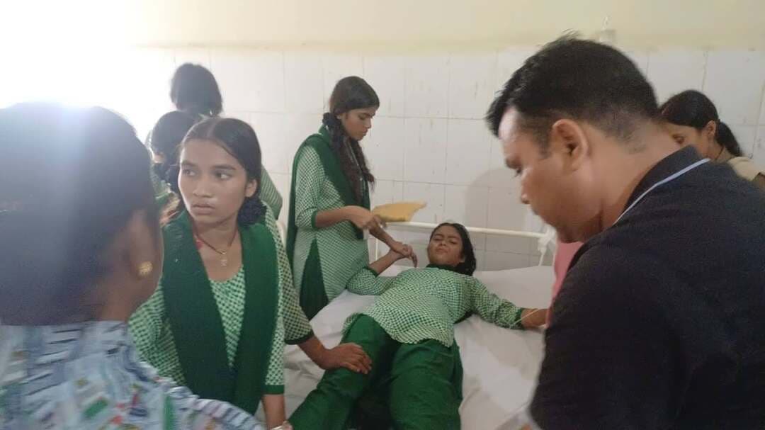 सतगावां प्रखंड के कस्तूरबा गांधी आवासीय बालिका विद्यालय, पोखरडीहा की छात्राएं शिक्षक की कमी की समस्या को लेकर शुक्रवार को प्रखंड मुख्यालय पहुंचीं। ब्लॉक घेराव के दौरान अचानक कई छात्राओं की तबीयत बिगड़ गई और वह बेहोश हो गई। छात्रा के बेहोश होने से मौके पर अफरा-तफरी मच गई।, अस्पताल में भर्ती
#KodermaNews #JharkhandNews #Koderma DC Koderma Hemant Soren